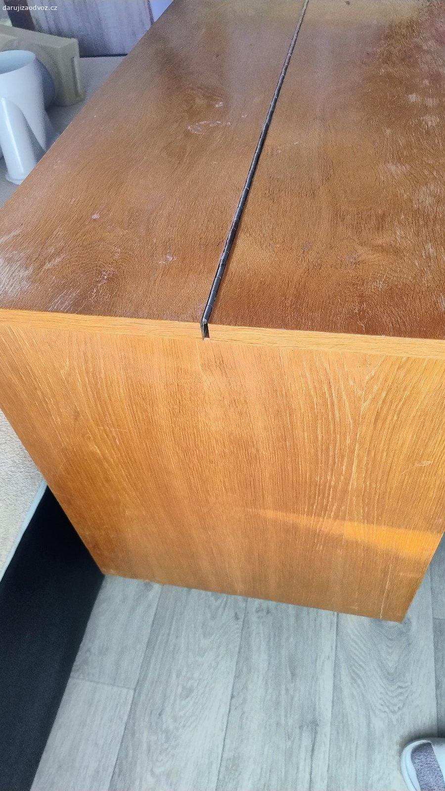 Darují starý peřiňák. Darují starý peřiňák. Poskrabany ale funkční. Rozměry šířka 85cm, výška 76cm, hloubka 48,5 cm