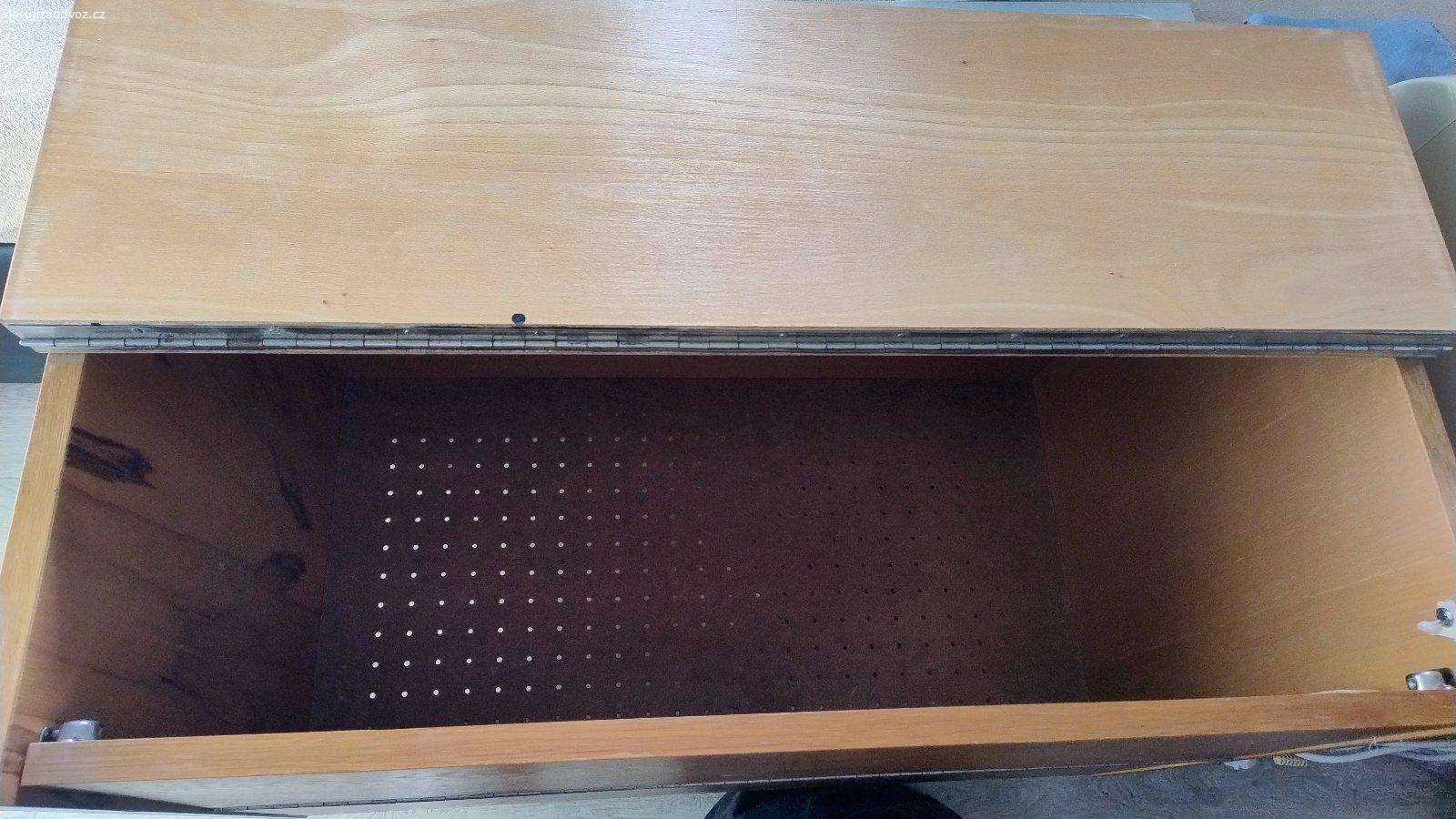 Darují starý peřiňák. Darují starý peřiňák. Poskrabany ale funkční. Rozměry šířka 85cm, výška 76cm, hloubka 48,5 cm