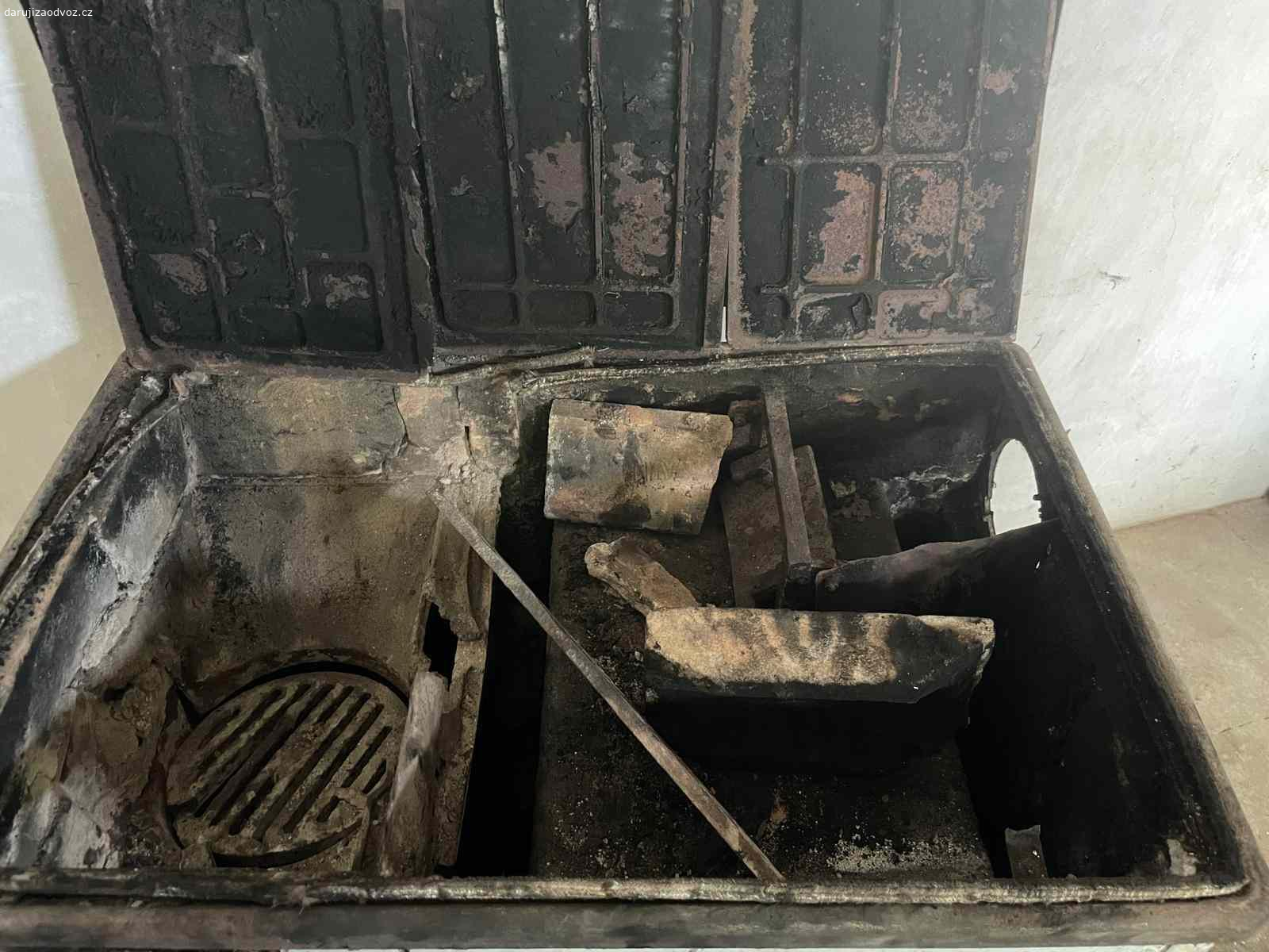 Daruji starý sporák Mora (kamna na pevná paliva). Sporák je kompletní, topeniště je nutné vyspravit, komínový otvor napravo.