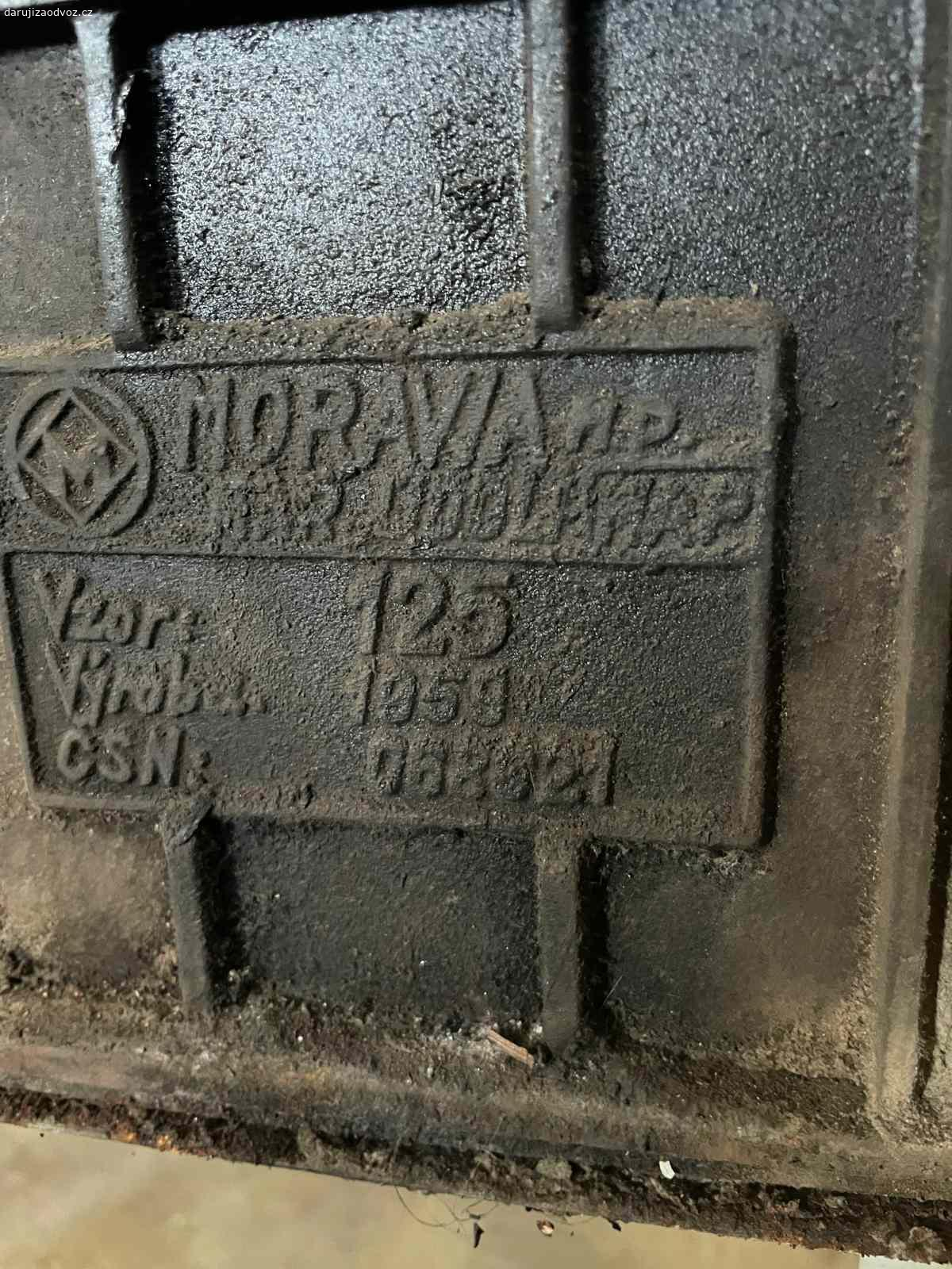 Daruji starý sporák Mora (kamna na pevná paliva). Sporák je kompletní, topeniště je nutné vyspravit, komínový otvor napravo.