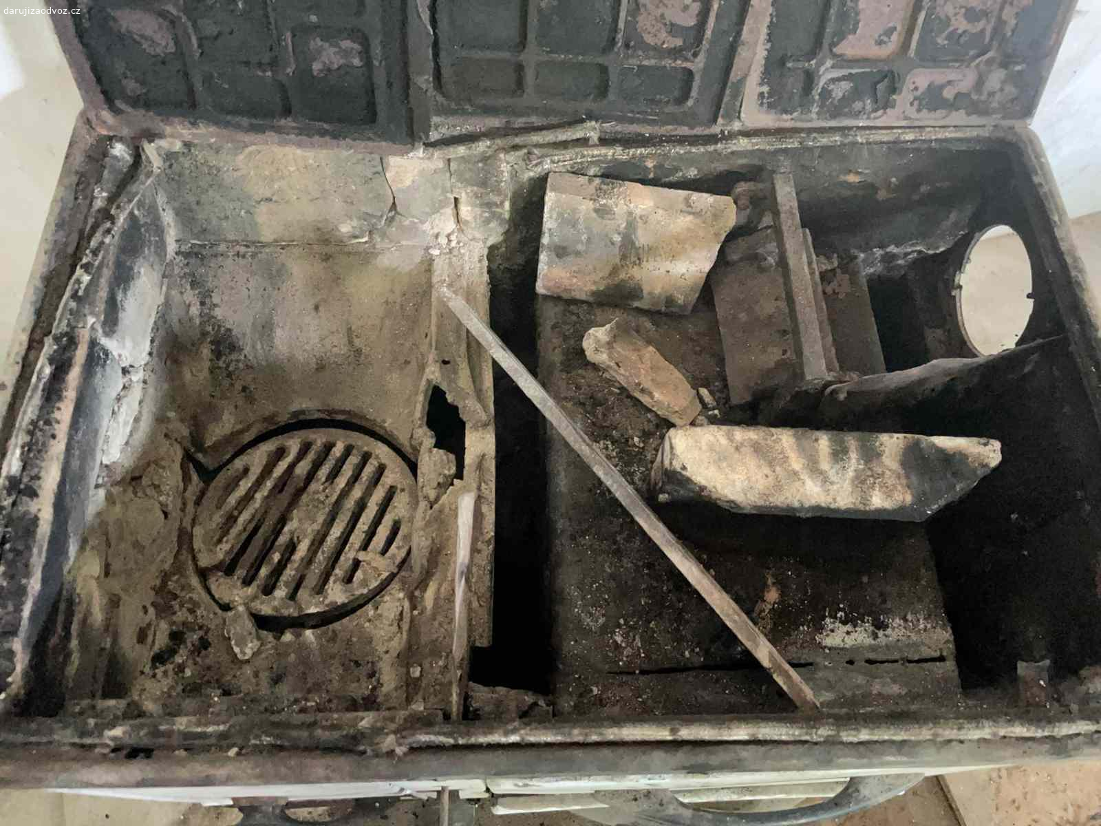 Daruji starý sporák Mora (kamna na pevná paliva). Sporák je kompletní, topeniště je nutné vyspravit, komínový otvor napravo.
