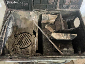 Daruji starý sporák Mora (kamna na pevná paliva)