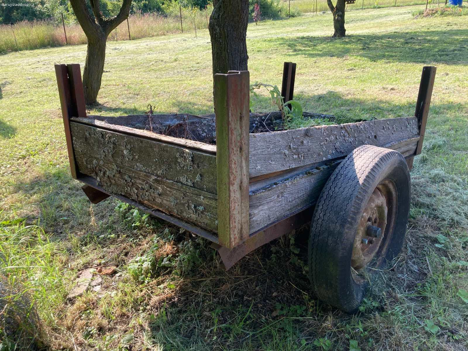 Daruji starý vozejk. Daruji starý vozejk za odvoz. Nevím jestli je možnost to opravit aby byl pojízdný nebo je to na rozřezání.