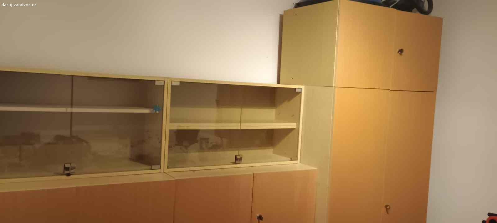 Daruji stěnu z dětského pokoje. Starší ale funkční, 2 x prosklená vitrína rozměr šířka 100cmxvýška 54cmxhloubka 30cm, 2x komoda šířka 100cmxvýška 54cmx hloubka 48cm, 2x kombinace šuplíků a komody šířka 100cmx výška 54cm x hloubka 48cm, šatní skřín je 100cm široká, 162cm vysoká a hluboká 60cm a nástavec na šatní skříň šířka 100cm x výška 54cm a hloubka 60cm