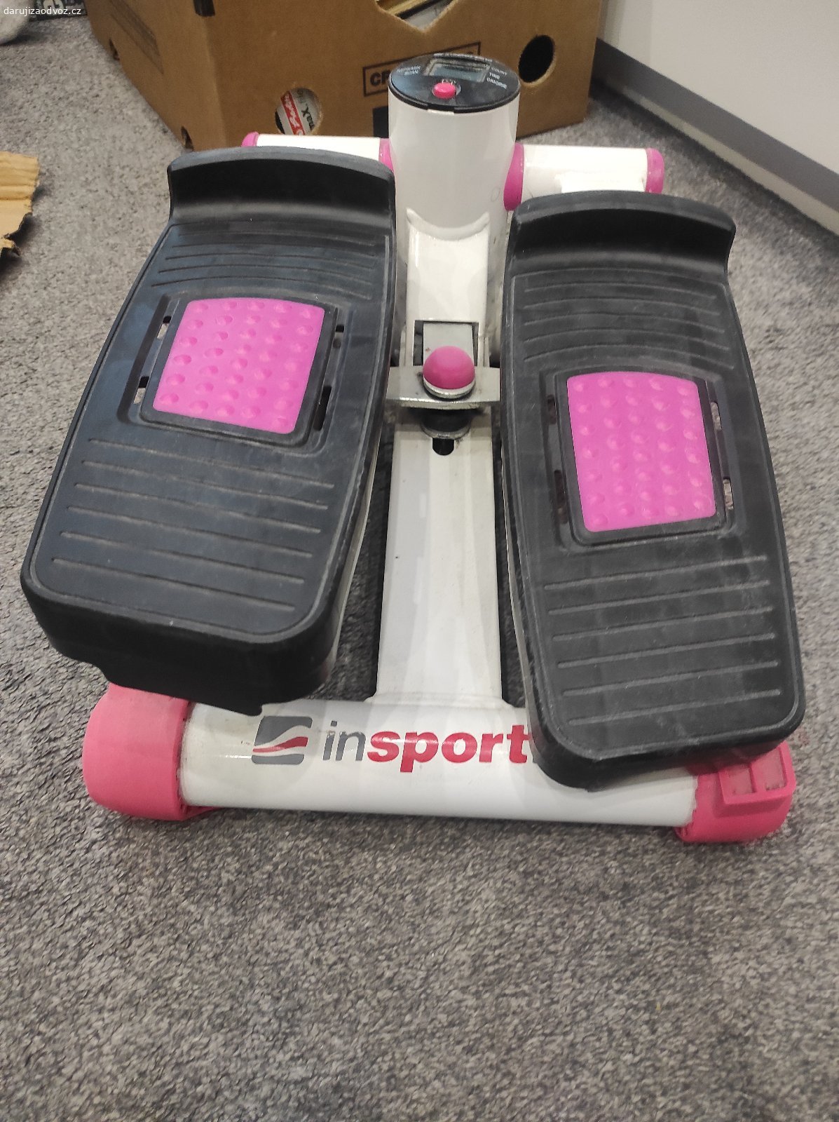 Daruji stepper insportline. Stepper plně funkční, jen jsem nepoužívala displej ,asi bude potřeba vyměnit baterku pro funkční displey- počítání kroků. Prosím jen SMS.
Jen osobní vyzvednutí Hloubětín.
