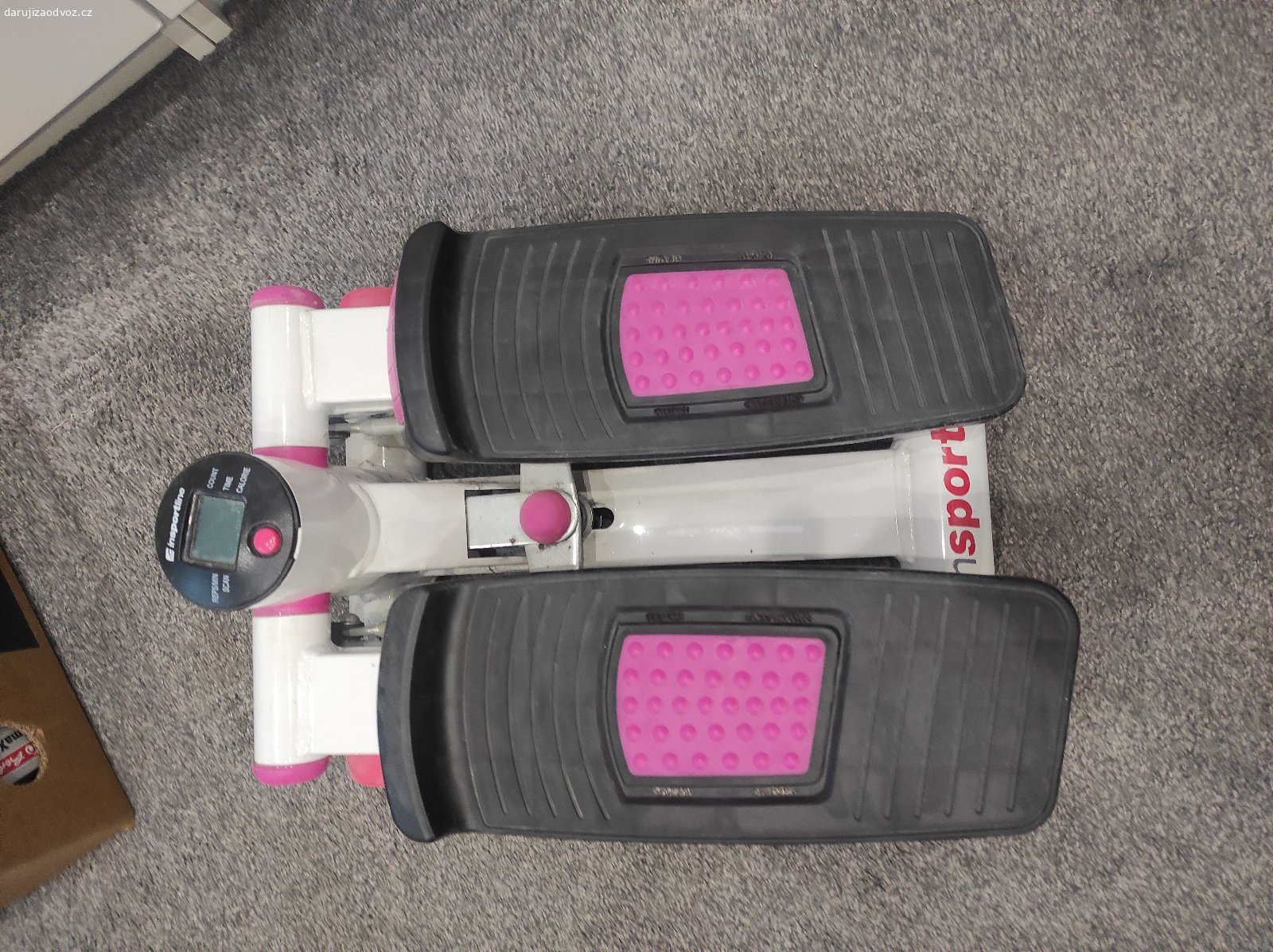 Daruji stepper insportline. Stepper plně funkční, jen jsem nepoužívala displej ,asi bude potřeba vyměnit baterku pro funkční displey- počítání kroků. Prosím jen SMS.
Jen osobní vyzvednutí Hloubětín.