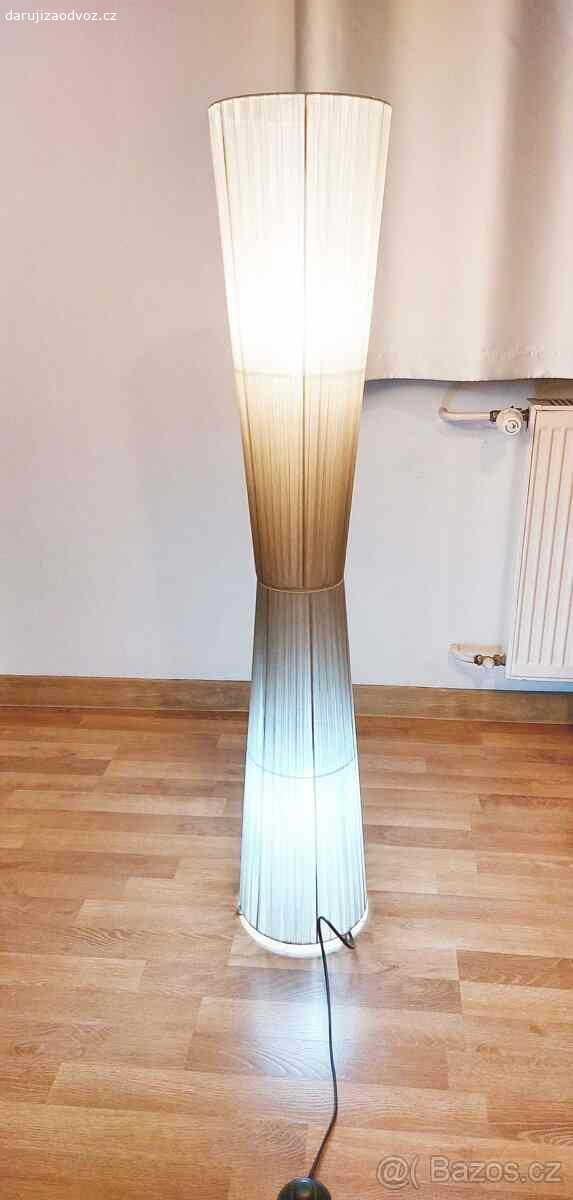 Daruji stojací LAMPU do obýváku. Zcela funkční lampa, potažená textilním materiálem, výška 120 cm. 
POUZE osobní ODVOZ, nikam nic neposílám, děkuji.