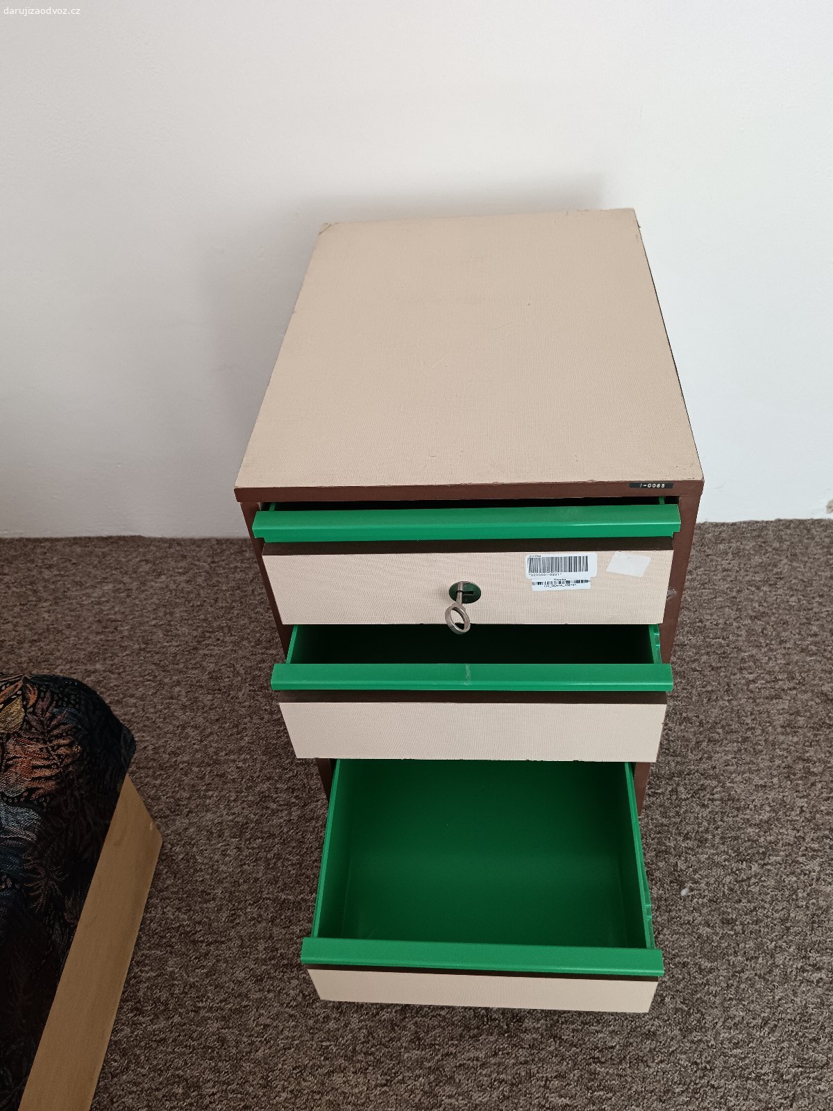 daruji stolek se šuplíky. laminátový stolek vhodný do kanceláře nebo do dílny, 66/56/40cm