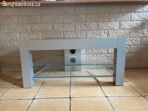Daruji stolek třeba pod televizi