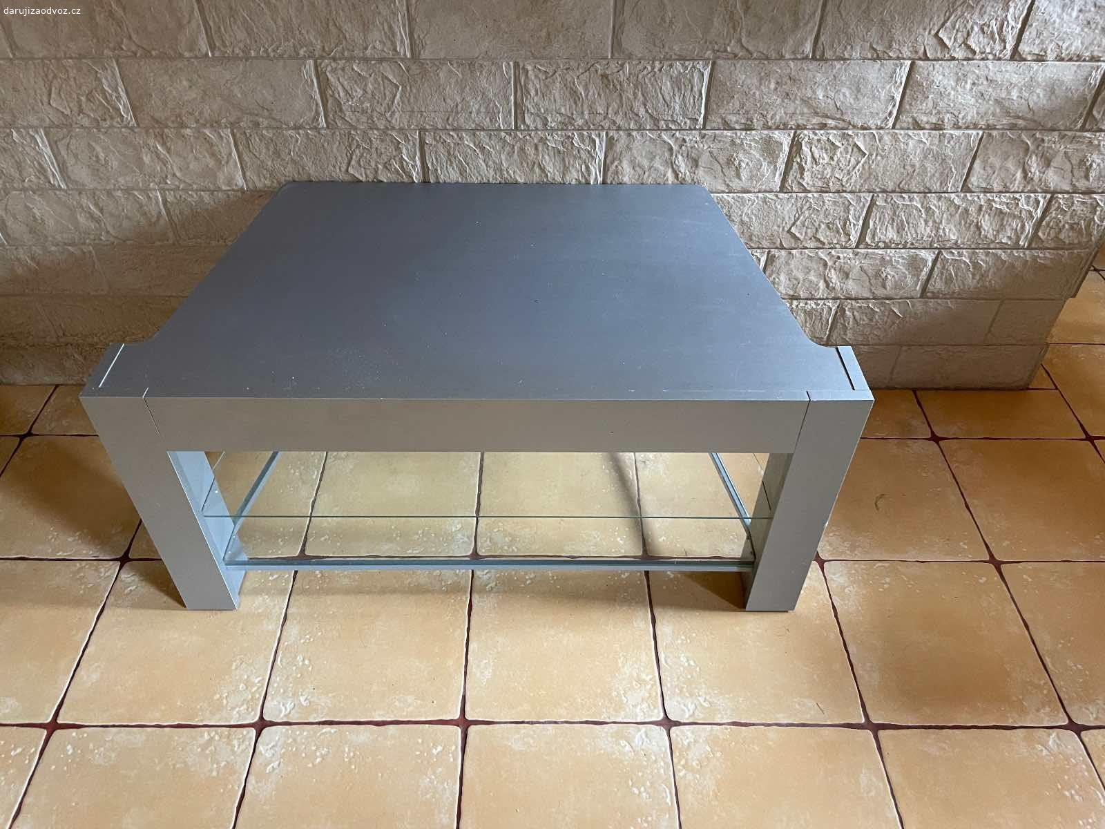 Daruji stolek třeba pod televizi. Má 2 skleněné poličky, používaný, ale ještě určitě někomu poslouží.