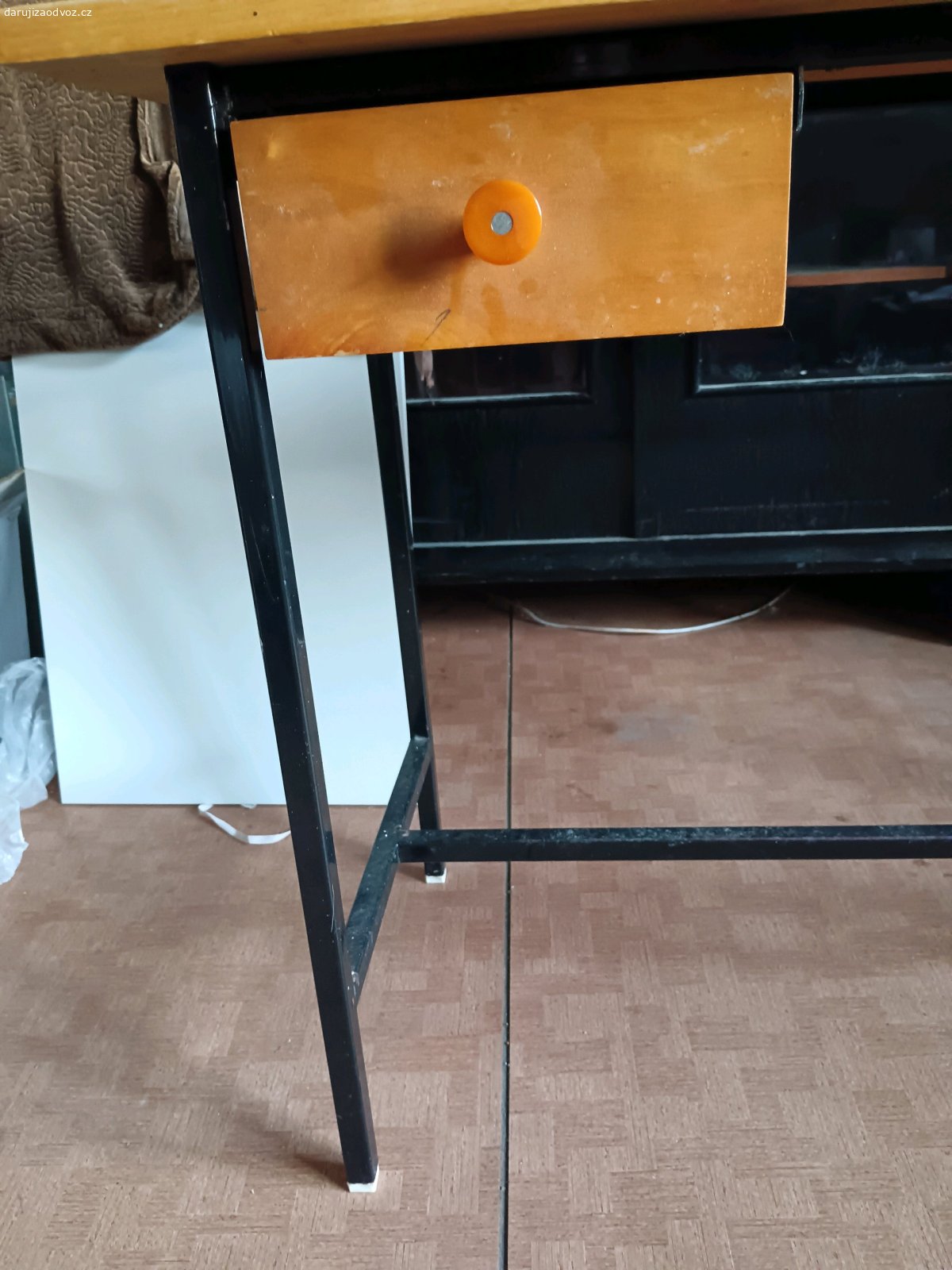 Daruji stolek. Daruji za odvoz stolek po babičce. Vhodný k renovaci. Konstrukce stolu je kovová. Délka 110 cm, šírka 45 cm, výška 72,5 cm. K vyzvednutí ve Fryčovicích, okr. Frýdek-Místek.