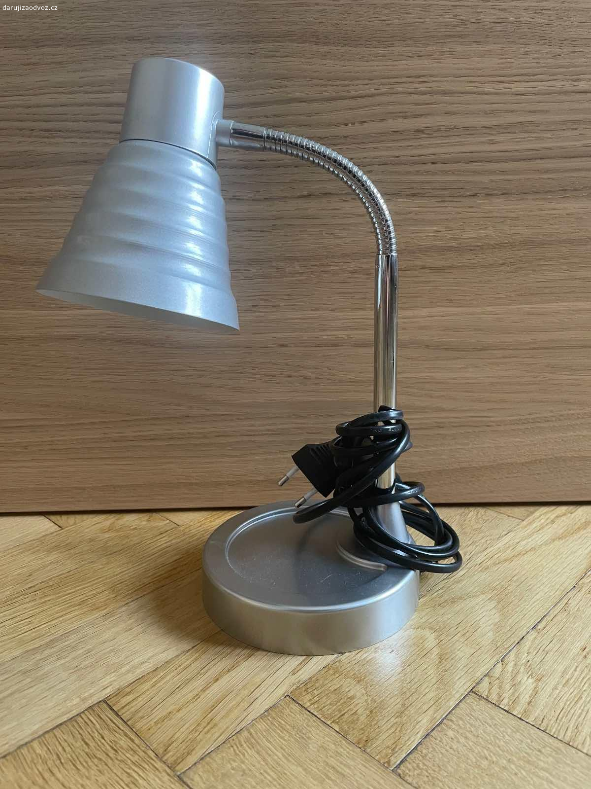 Daruji stolní lampu. Darujem stolnú lampu, cca 30cm vysoká, funkčná.