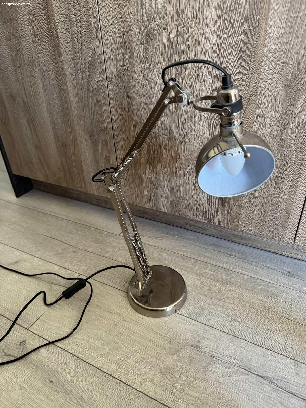 Daruji stolní lampu. Daruji stolní lampu IKEA
Plně funkční - jen je zaprášená, bohužel nemám čas ji umýt
Pouze osobní vyzvednutí Český Brod