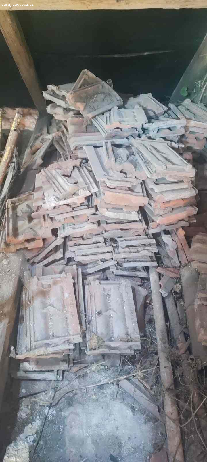 Daruji střešní tašky. Daruji střešní tašky z půdy.
Chroustov u Bohdalova