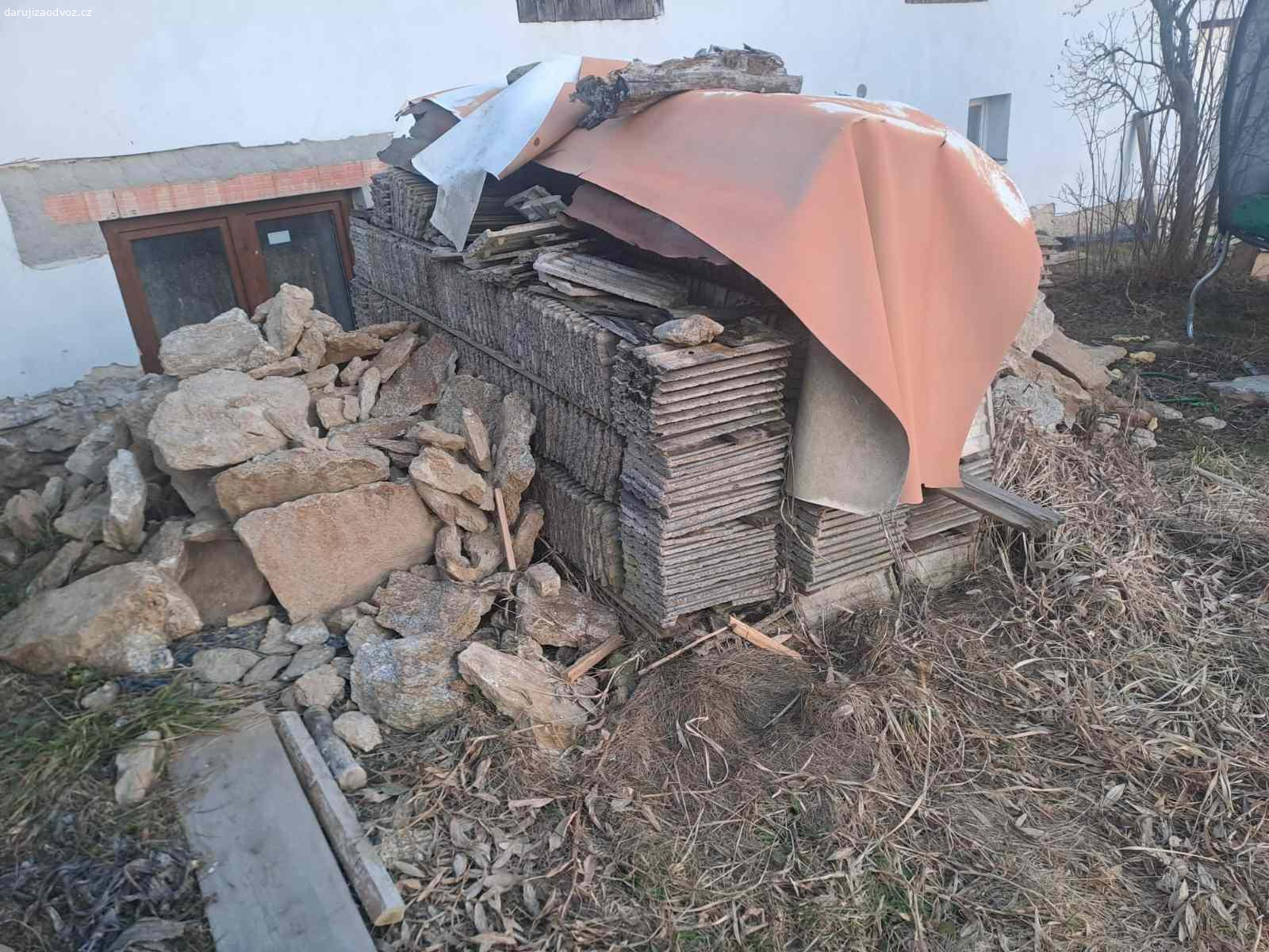 Daruji střešní tašky. Daruji střešní tašky za odvoz.