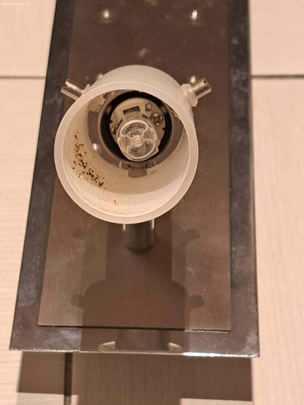 Daruji stropní světlo s 2 nastavitelnými světly. Darujeme stropní světlo s dvěma variantami svícení, dvě nastavitelná bodová světla s halogenovými žárovkami nebo dvě řady bodových led diod. 
Délka světla cca 35 cm.