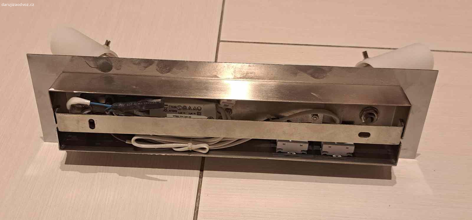 Daruji stropní světlo s 2 nastavitelnými světly. Darujeme stropní světlo s dvěma variantami svícení, dvě nastavitelná bodová světla s halogenovými žárovkami nebo dvě řady bodových led diod. 
Délka světla cca 35 cm.