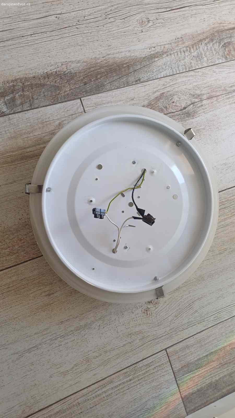 Daruji stropní svítidlo. Stropní svítidlo
tvar kruhový, polokulovitý, plochý
barva mléčná
průměr 40 cm, výška 10 cm
na 2 žárovky, 230 V