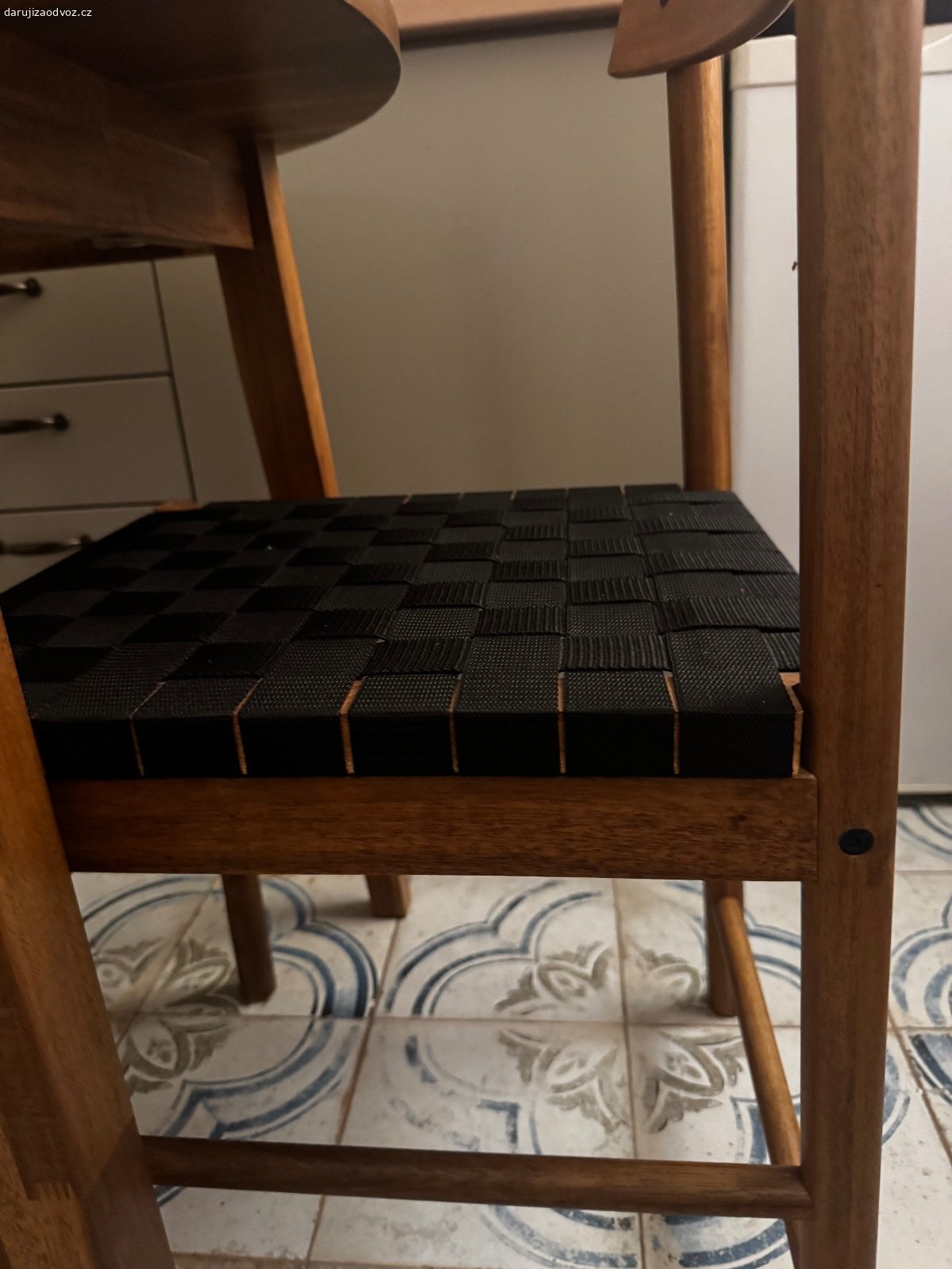 Daruji stůl+2 židle. ZAMLUVENO. Daruji kulatý jídelní stůl a dvě židle, obojí IKEA. 
Tmavé dřevo, židle s černým sedákem.
Průměr stolu 80 cm.