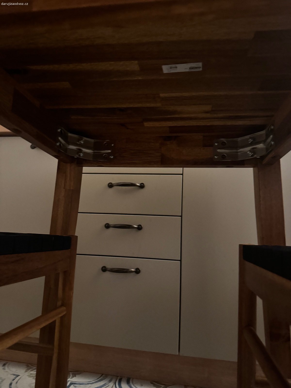 Daruji stůl+2 židle. ZAMLUVENO. Daruji kulatý jídelní stůl a dvě židle, obojí IKEA. 
Tmavé dřevo, židle s černým sedákem.
Průměr stolu 80 cm.