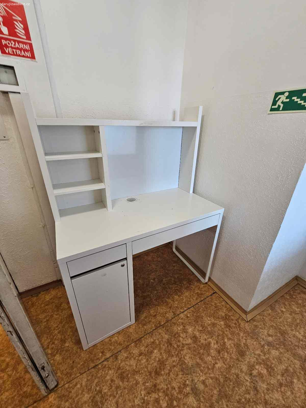 daruji stůl a postel. Daruji ta odvoz postel Ikea a psací stůl. Vše použité. Odvoz pouze dnes Beroun.