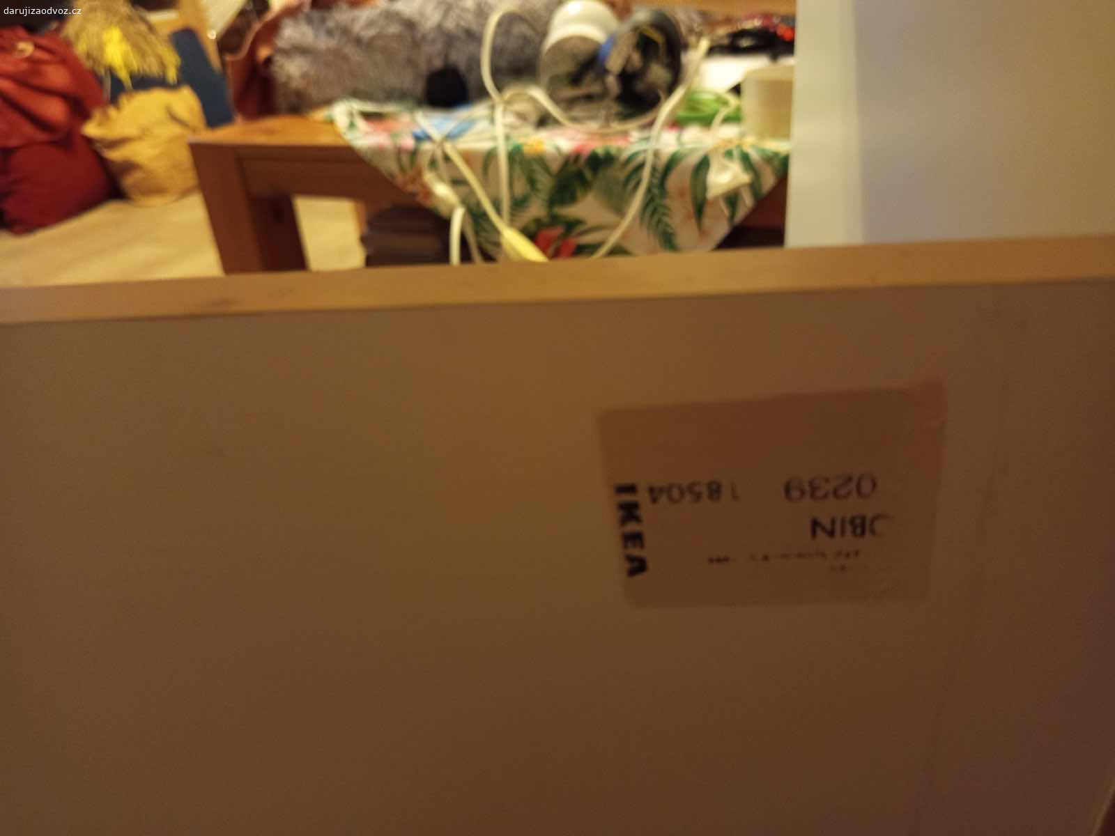 Daruji stůl IKEA bílý. Daruji za odvoz bílý stůl IKEA. Na pracovní desce je flek, ale užívání nevadí. Rozměry v 80 cm, š 103 cm, h 46 cm. Kdo dřív přijde, toho bude, nerezervuji.