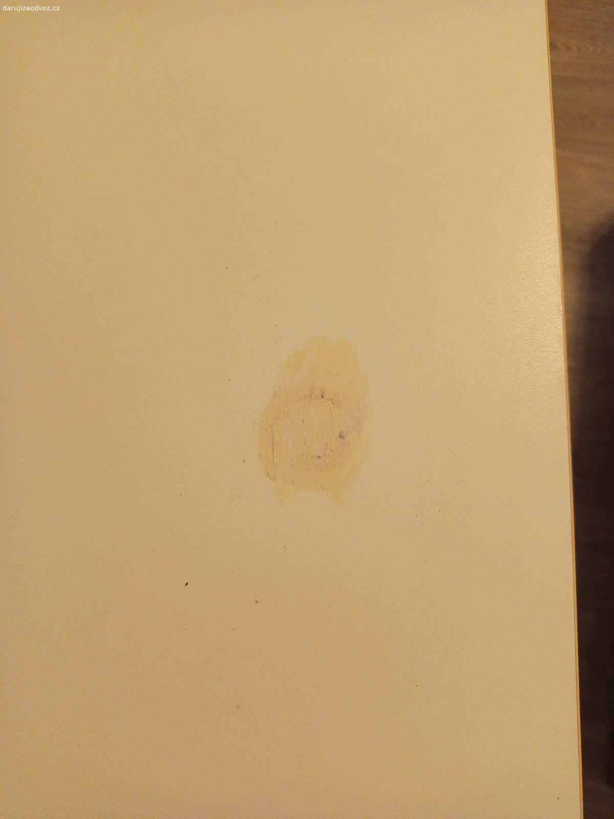 Daruji stůl IKEA bílý. Daruji za odvoz bílý stůl IKEA. Na pracovní desce je flek, ale užívání nevadí. Rozměry v 80 cm, š 103 cm, h 46 cm. Kdo dřív přijde, toho bude, nerezervuji.