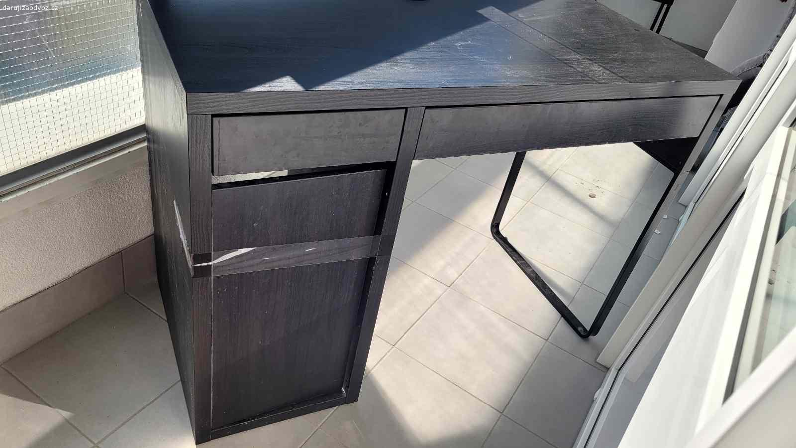 Daruji stul Ikea. Původní cena stolu 1 790,– Kč. Bližší informace o rozměrech a materiálu https://www.ikea.com/cz/cs/p/micke-psaci-stul-cernohneda-10244743/#content
Stůl je v dobrém stavu, jen se odlepuji hrany, což lze jednoduše spravit vteřinovým lepidlem.