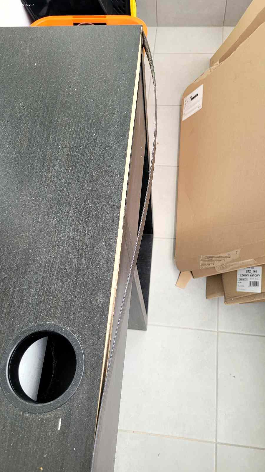 Daruji stul Ikea. Původní cena stolu 1 790,– Kč. Bližší informace o rozměrech a materiálu https://www.ikea.com/cz/cs/p/micke-psaci-stul-cernohneda-10244743/#content
Stůl je v dobrém stavu, jen se odlepuji hrany, což lze jednoduše spravit vteřinovým lepidlem.