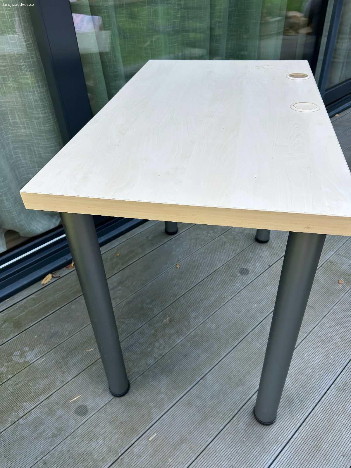 Daruji stůl od truhláře. Dobrý den,

daruji stůl dělaný na míru od truhláře.
Stůl má zabudovaný šuplík na zadní straně na drobné věci a zároveň díru na kabely, která se dá zavřít.
Stav dobrý.

Rozměry: 92x56

Předání Kostelní Střimelice