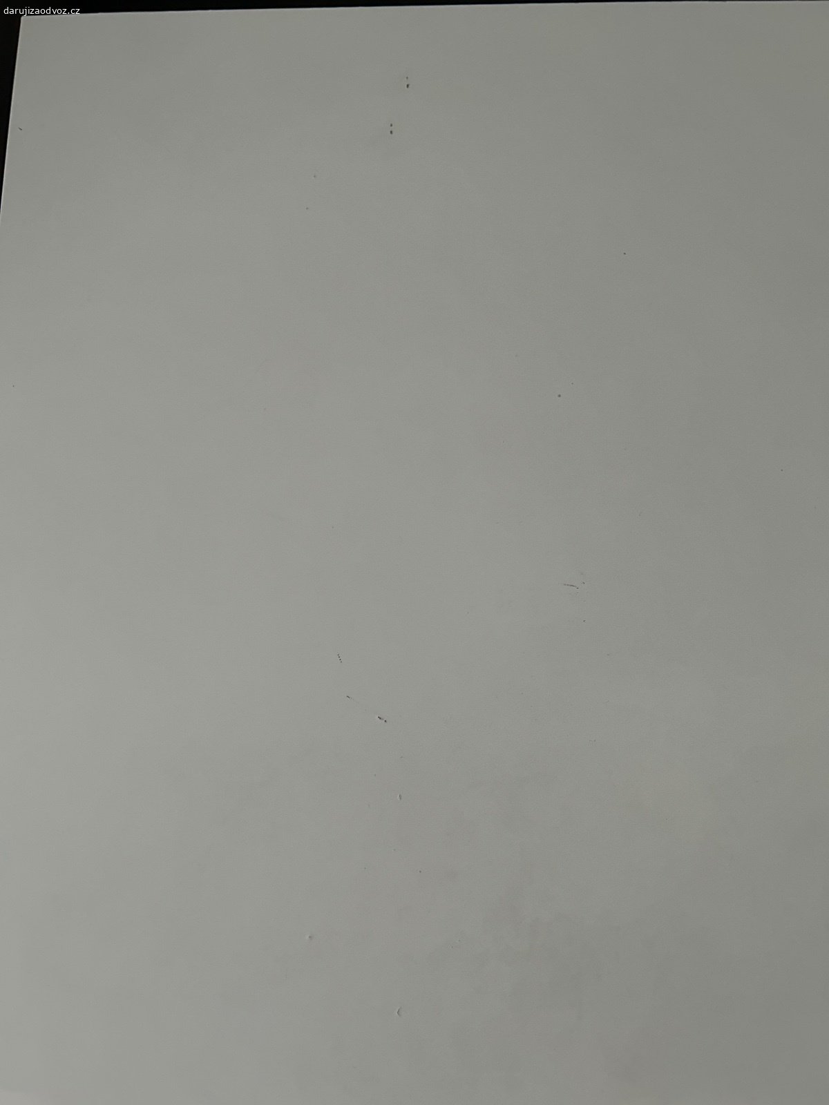 Daruji stůl za odvoz. Konferenční stolek Ikea
PC 499 
Poškození vrchní desky stolu viz fotky
K odvozu do 22.9.2026