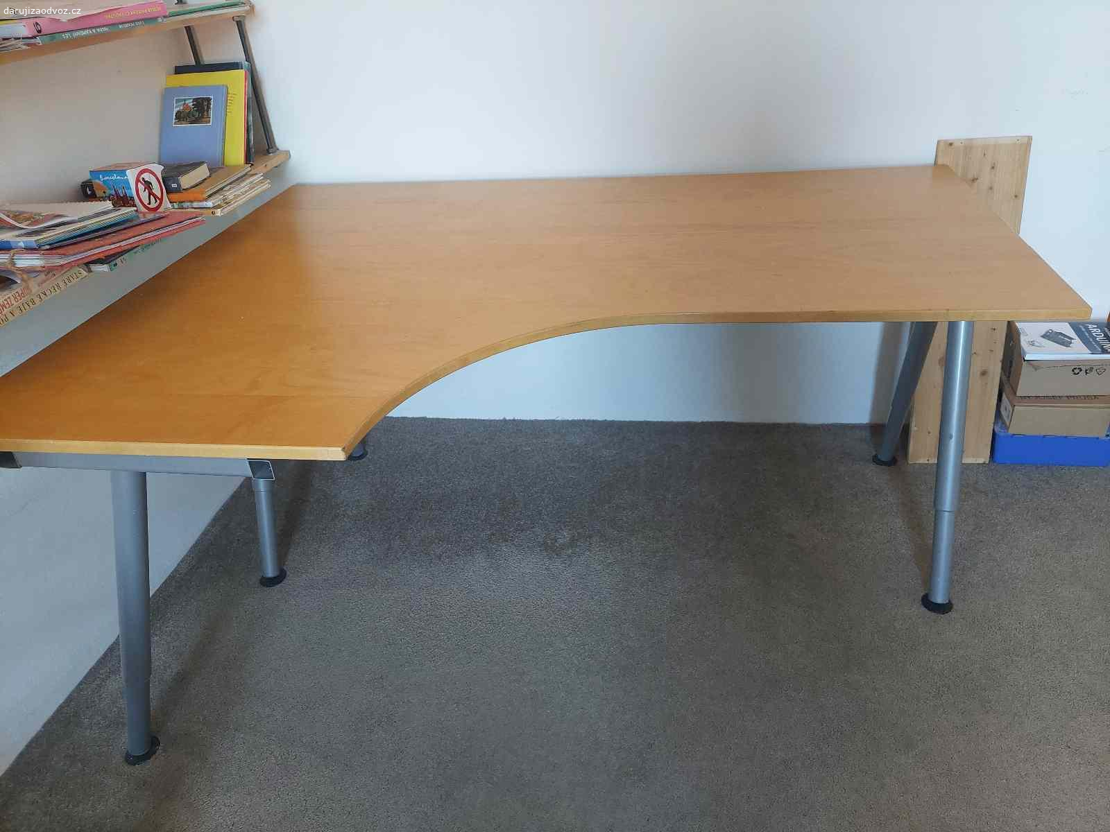 Daruji stůl. Stůl Ikea Galant -  větších rozměrů- délka 160 cm, šířka 120 cm, výška nastavitelná. Je složený pro snazší odvoz.