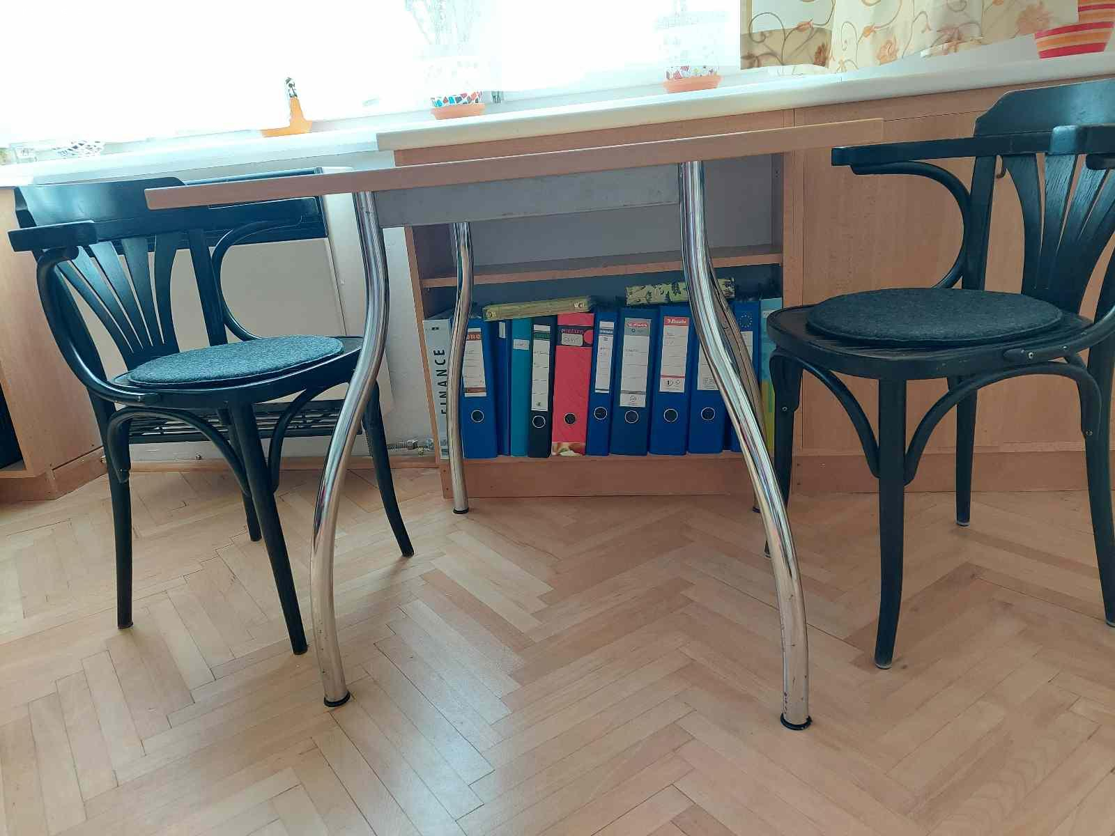 Daruji stůl. Daruji jídelní stůl. Výška 75 cm, šířka 80 cm, hloubka 80 cm. Koupila jsem si větší, jinak bez problémů může sloužit dál. K vyzvednutí na Praze 3 Žižkově. Jsou odmontované nohy (jen se odšroubují), tedy velmi snadný převoz a následné složení. Viz poslední fotka.