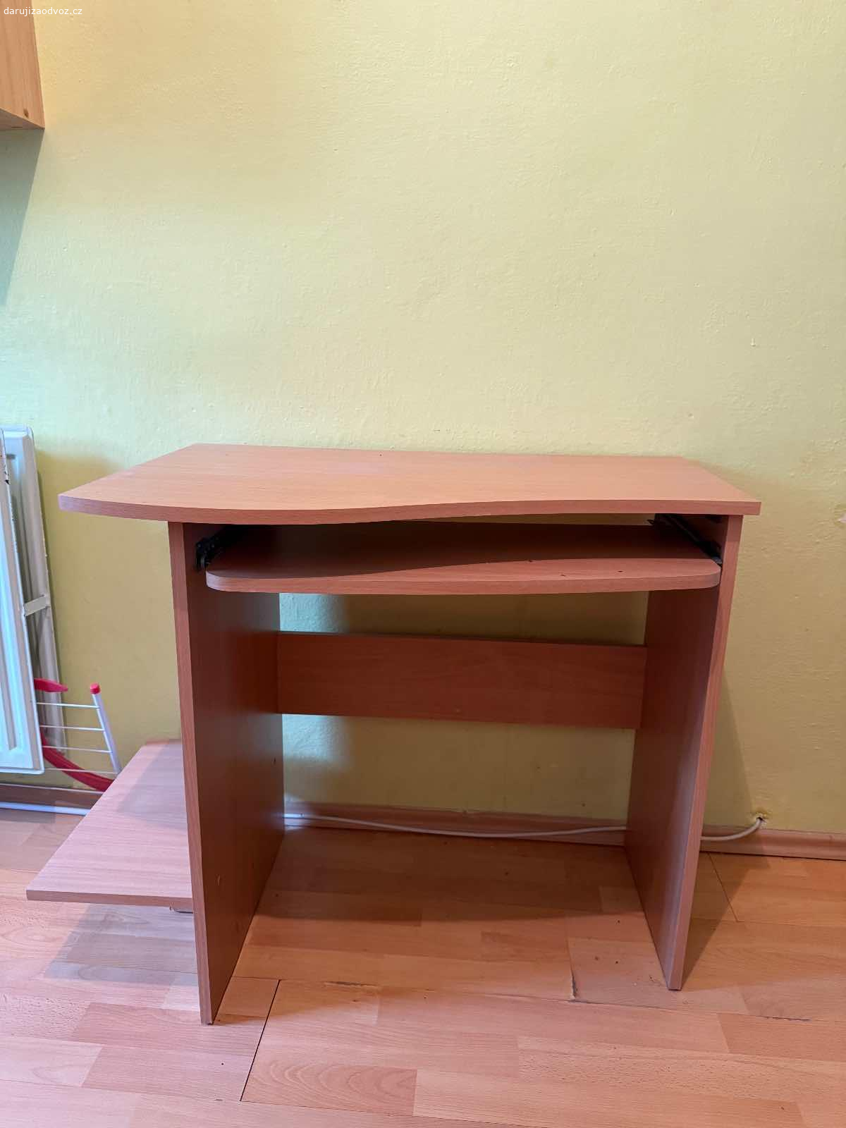 Daruji stůl. Stůl na pc/do školy
Rozměry: 
Délka 78 cm
Šířka 53 cm
Výška 72 cm
