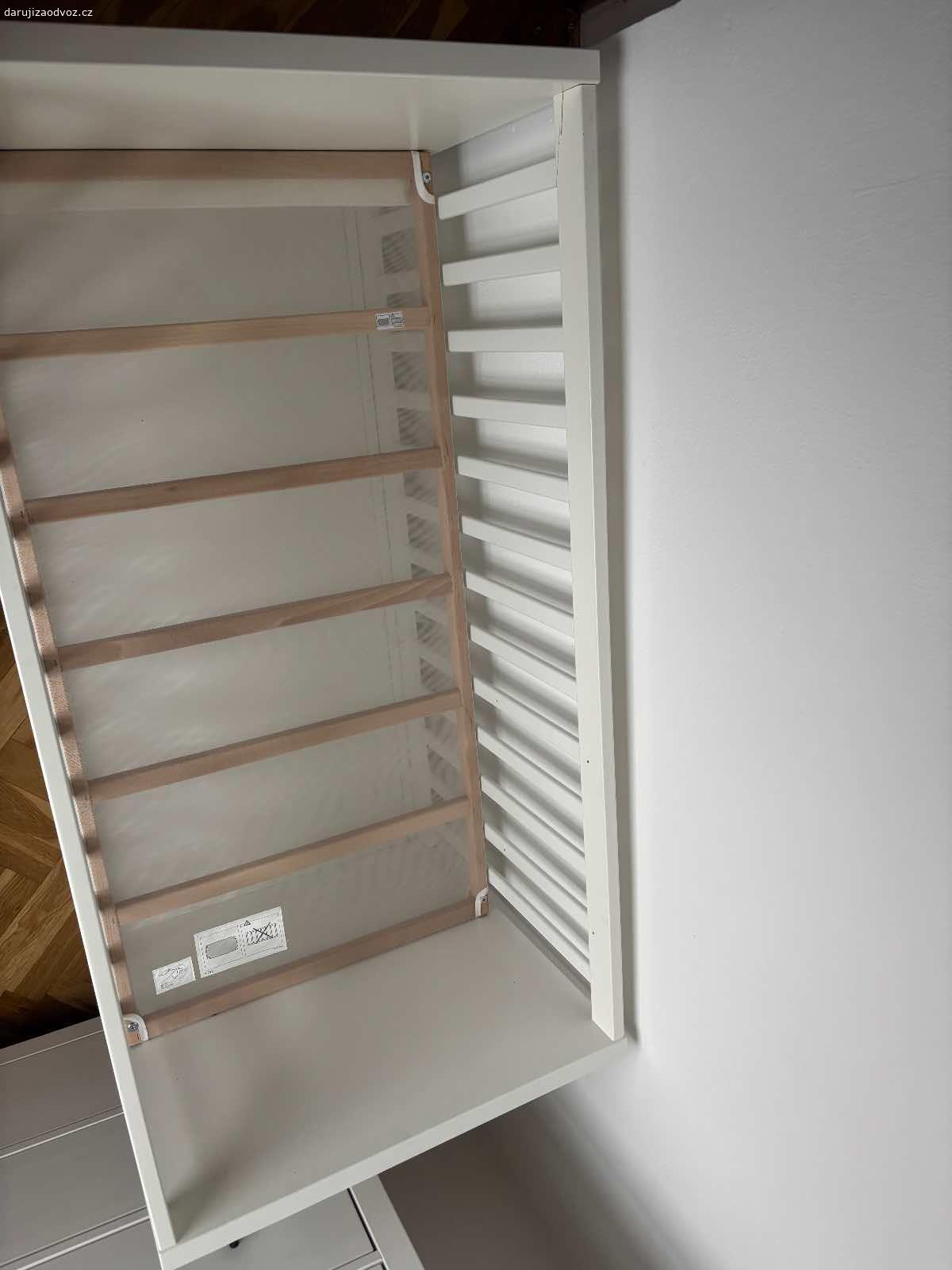 Daruji stůl. Dobry den, daruji postýlku. Stav dobry, poškozeni viz. Foto. Nemá vliv na funkci, ani bezpečnost. Aktuálně složená. V případě zájmu, ji mohu rozebrat .