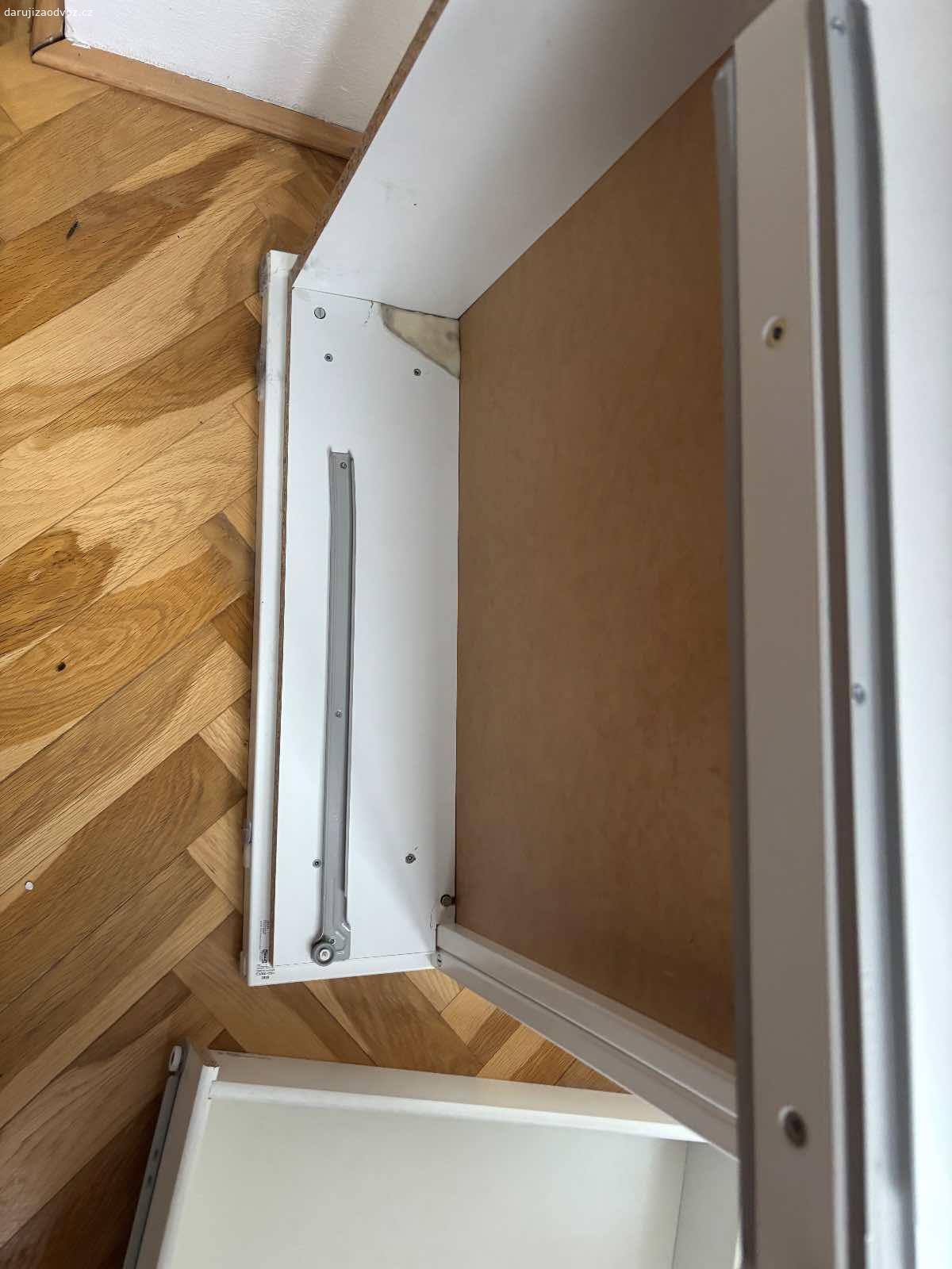 Daruji stůl. Dobry den, daruji postýlku. Stav dobry, poškozeni viz. Foto. Nemá vliv na funkci, ani bezpečnost. Aktuálně složená. V případě zájmu, ji mohu rozebrat .