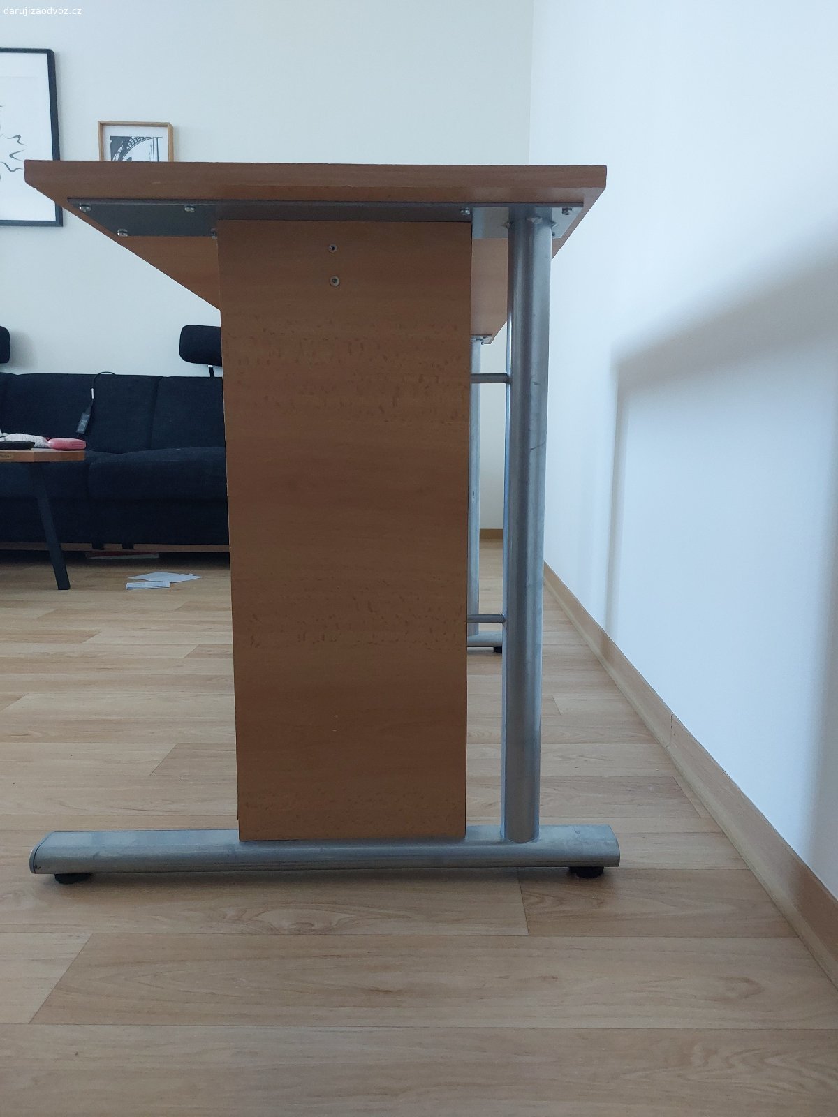 Daruji stůl. Nabízím starší stolek, možno jako prozatímní psací nebo odkládací - na bocích desky je místy odlepená páska na hraně. Rozměry 115 cm x 50 cm, výška 72 cm. Za odvoz.