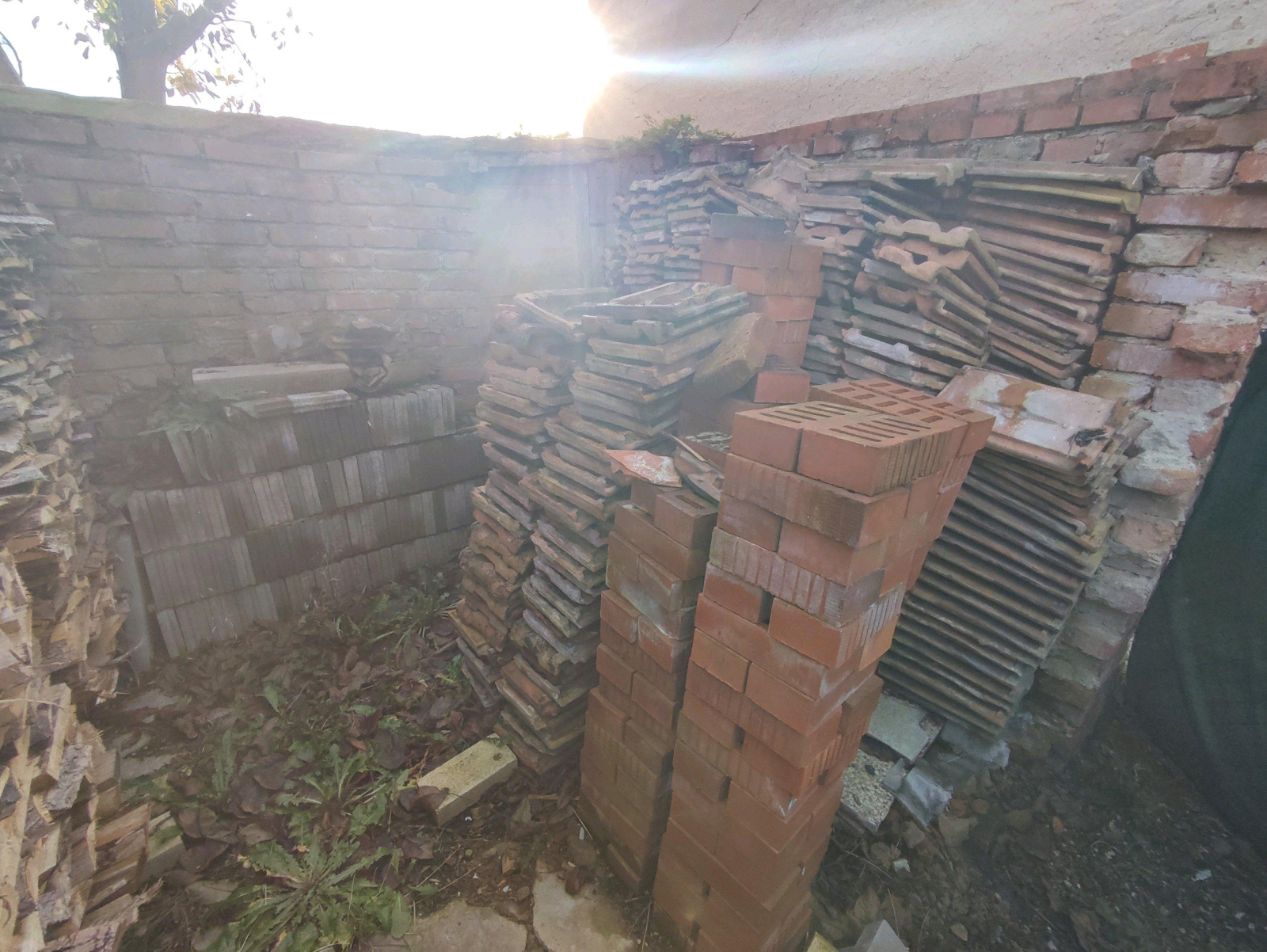 Daruji suť a staré tašky. suť mix beton nebo mix beton cihla a dále mix hlína cihla beton + staré tašky a cihly dle foto