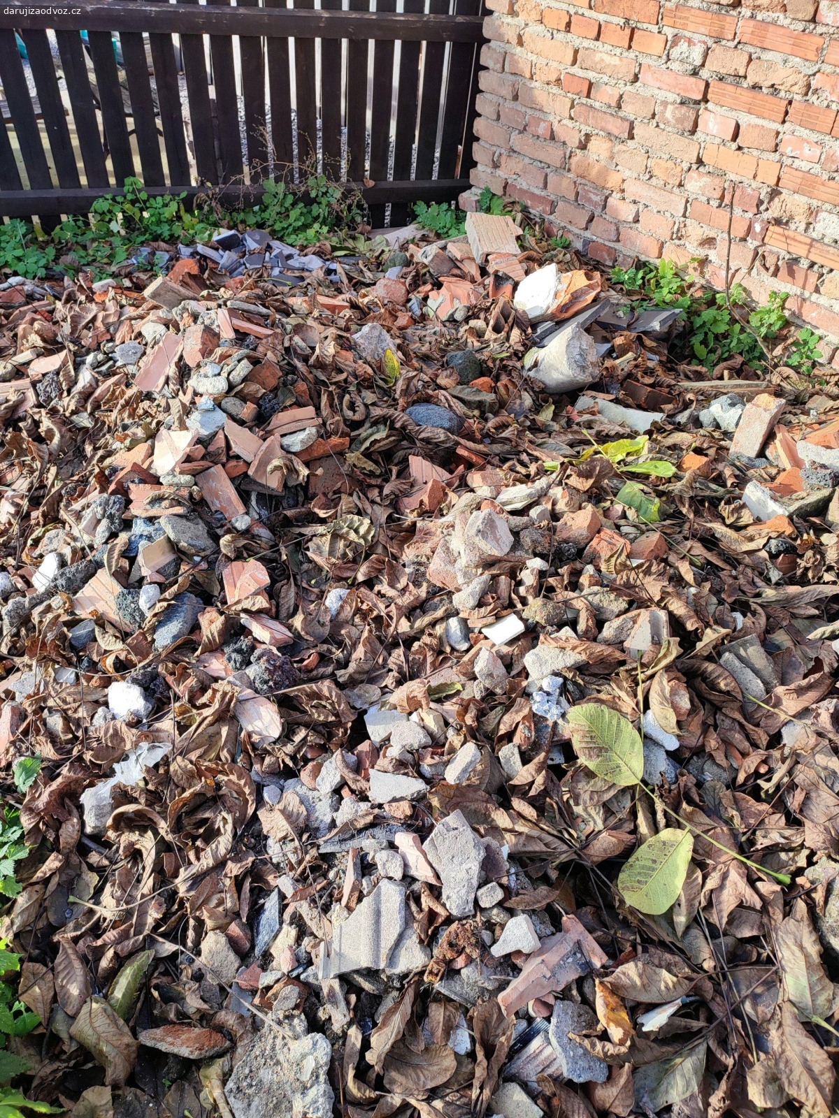 Daruji suť a staré tašky. suť mix beton nebo mix beton cihla a dále mix hlína cihla beton + staré tašky a cihly dle foto