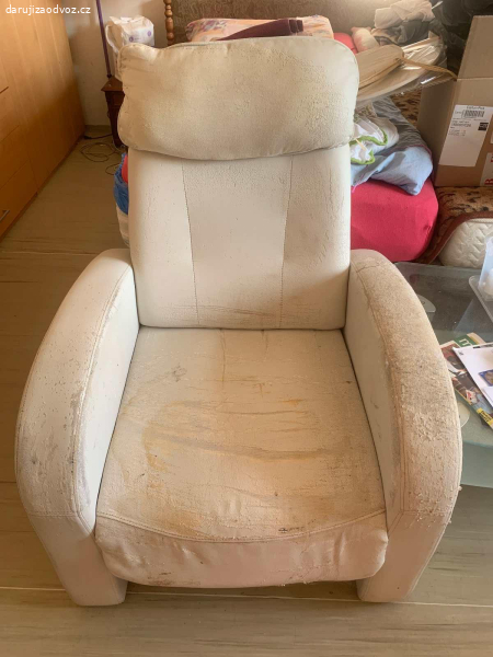 Darují světlé TV křeslo, koženka