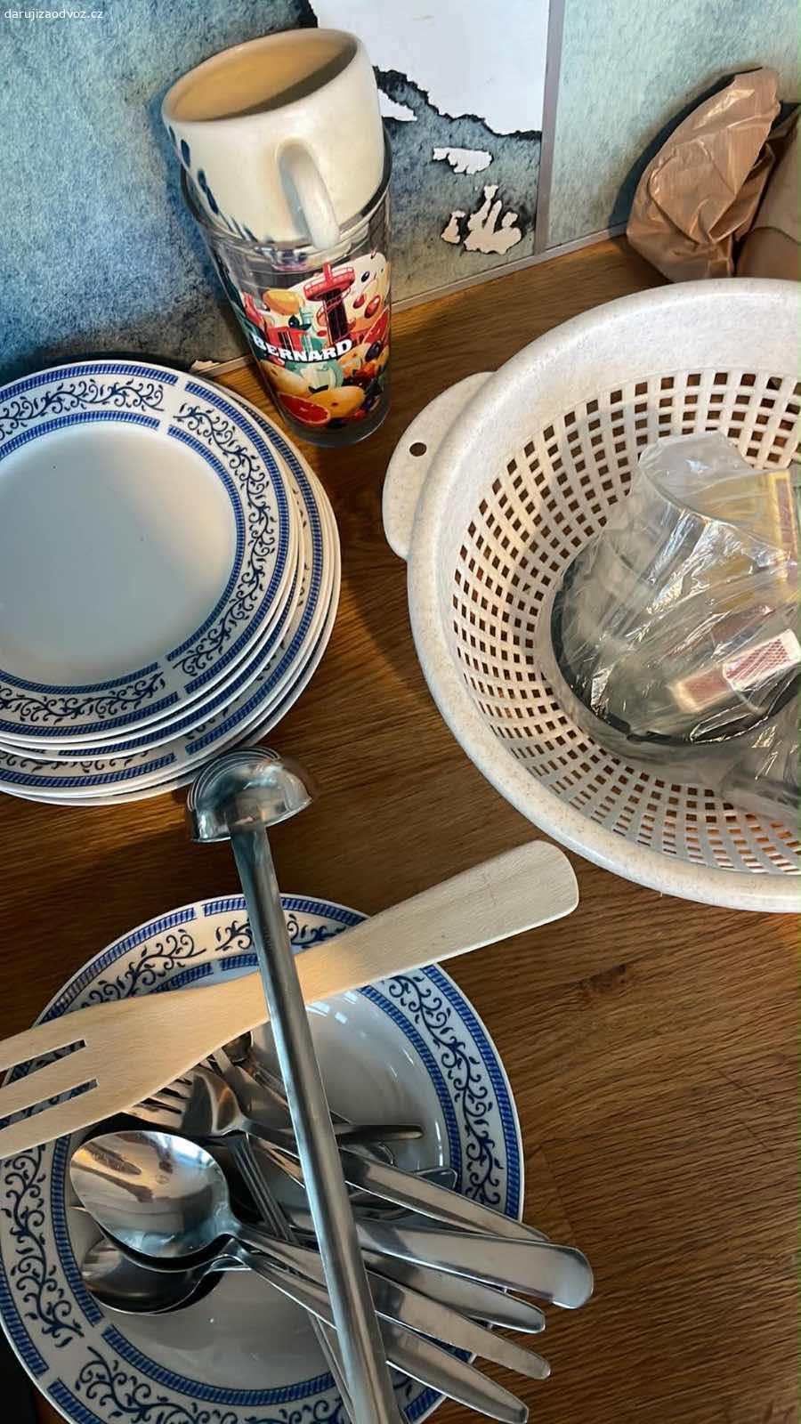 Daruji talire. Talire a pribory porcelan a kov
Kuchyňské potreby, skvelej stav