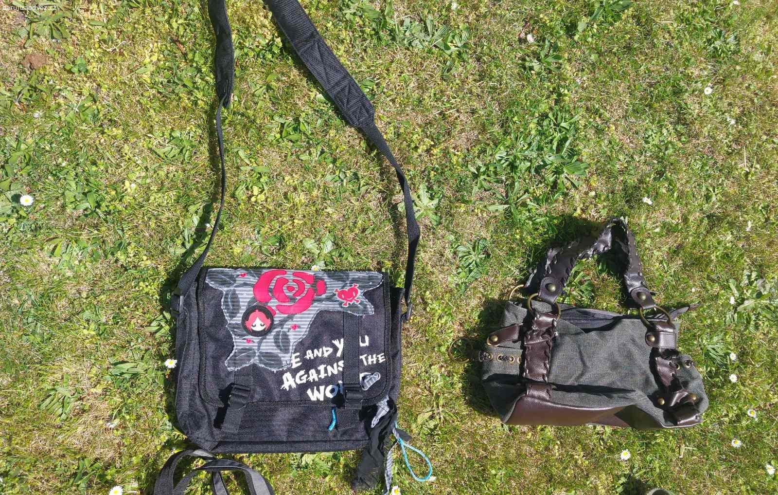 Daruji tašky, kabelky. Daruji co je na fotce. Zipy všude funkční. 
Vyzvednutí ve všední dny na Praze 3 Žižkov.