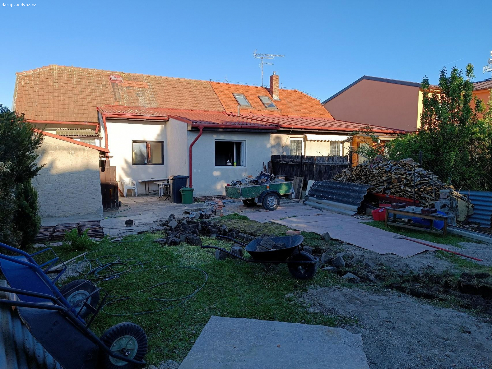 Daruji tašky. Dobrý den,
Bude mít někdo zájem o tašky za odvoz? Viz foto ze střechy?

Platí do smazání. Je toho cca 90m2, jsou ještě na střeše musí se sundat.
Rozměry přidám na požádání, jsou na střeše o rozměrech 6x10m (zbytek je plech). SE SUNDANIM A NAKLÁDKOU POMŮŽU.