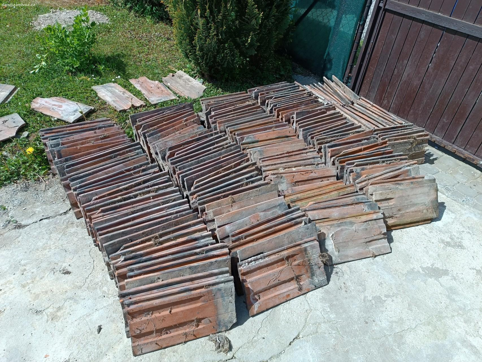 Daruji tašky. Dobrý den,
Bude mít někdo zájem o tašky za odvoz? Viz foto ze střechy?

Platí do smazání. Je toho cca 90m2, jsou ještě na střeše musí se sundat.
Rozměry přidám na požádání, jsou na střeše o rozměrech 6x10m (zbytek je plech). SE SUNDANIM A NAKLÁDKOU POMŮŽU.