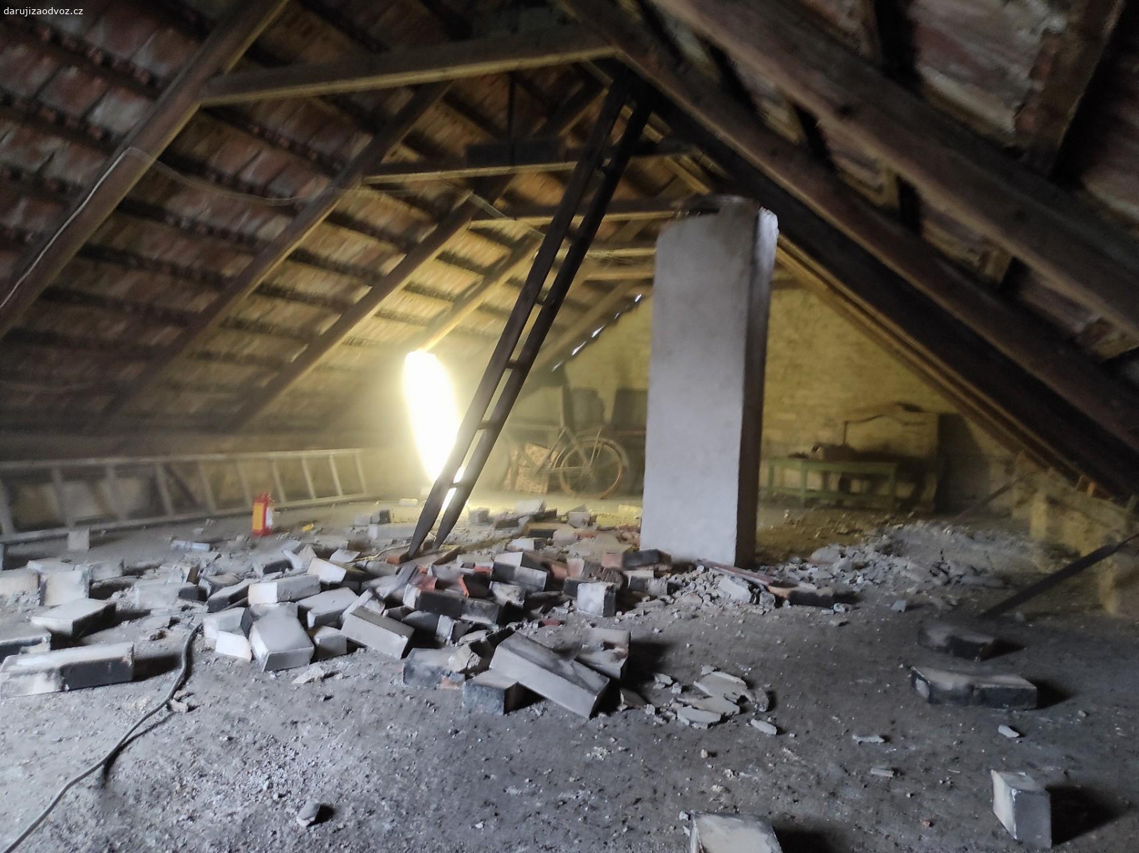 Daruji tašky. Dobrý den,
Bude mít někdo zájem o tašky za odvoz? Viz foto ze střechy?

Platí do smazání. Je toho cca 90m2, jsou ještě na střeše musí se sundat.
Rozměry přidám na požádání, jsou na střeše o rozměrech 6x10m (zbytek je plech). SE SUNDANIM A NAKLÁDKOU POMŮŽU.