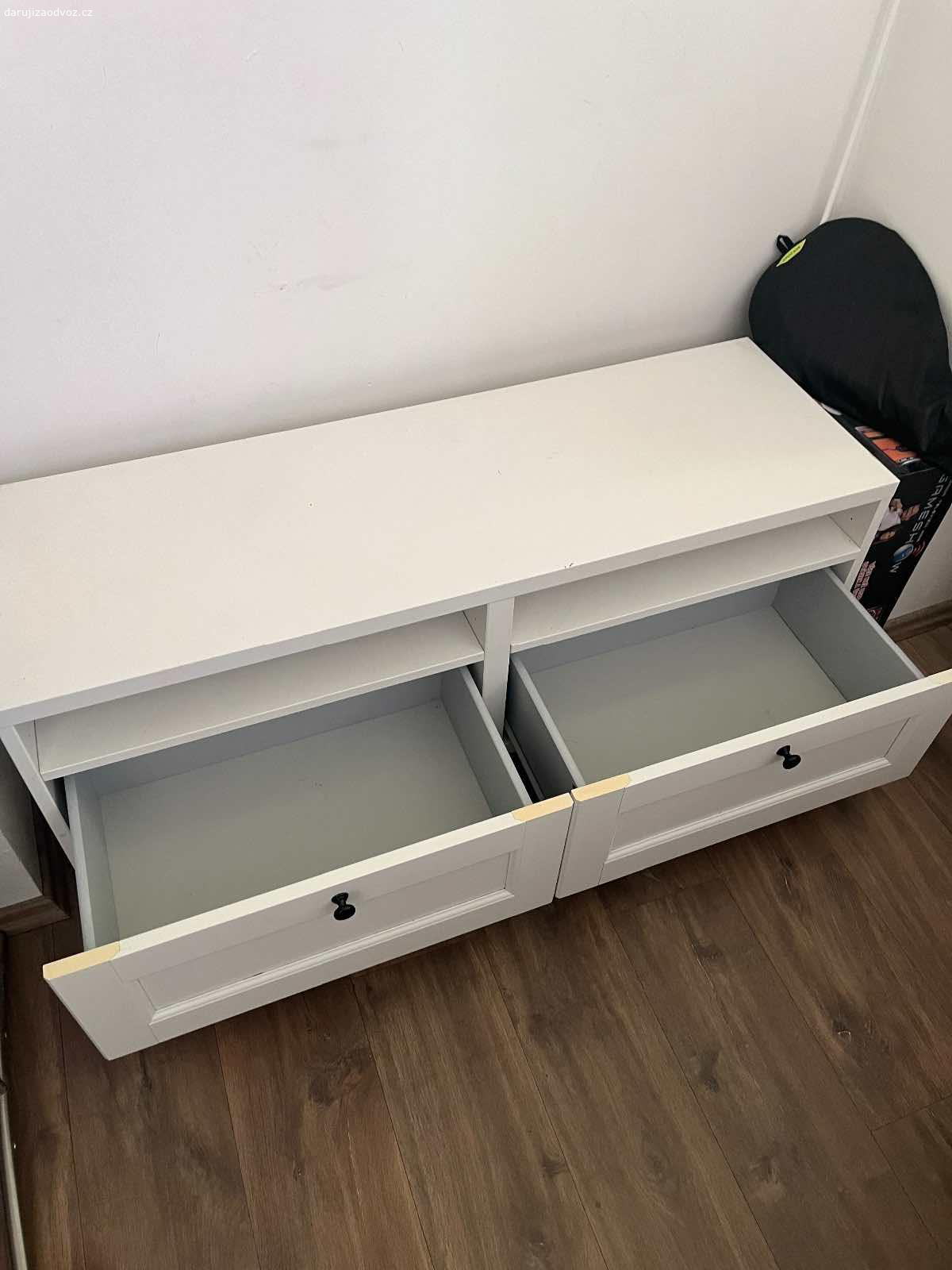 Daruji televizni stolek. Daruji televizni stolek, je uz hodne pouzivany, naposledy spis jako botnik, ale nekam jeste urcite poslouzi :) odvoz praha 5 smichov, cim drive tim lepe.
Hloubka 40cm, vyska s nozickami 50cm, sirka 120cm