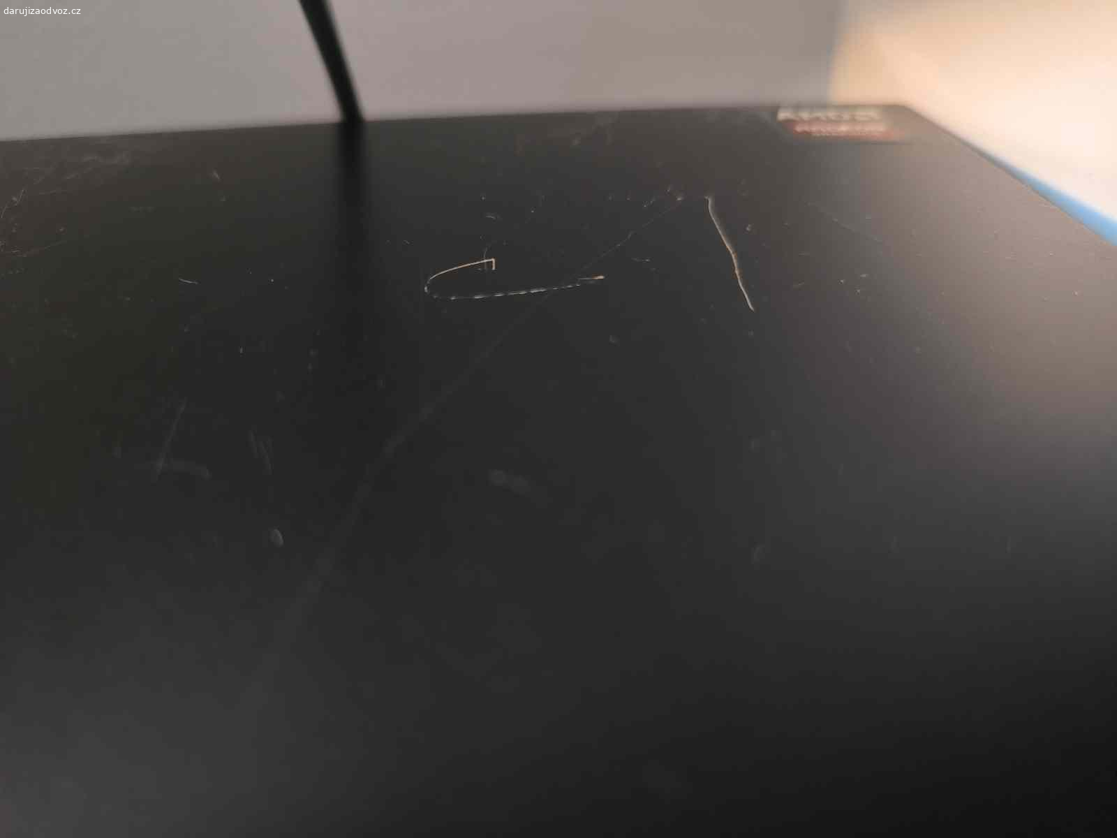 Daruji televizní stolek. Nechám tento černý televizní stolek za odvoz. Sloužil moc dobře, ovšem pořizujeme nový nábytek.
Má pouze menší kosmetické vady. (Zobrazeno na fotkách)
Rozměry:
Šířka-90cm
Hloubka-25cm
Výška-45,5cm
Klidně mohu zaslat jakékoliv detaily, co Vás zajímají