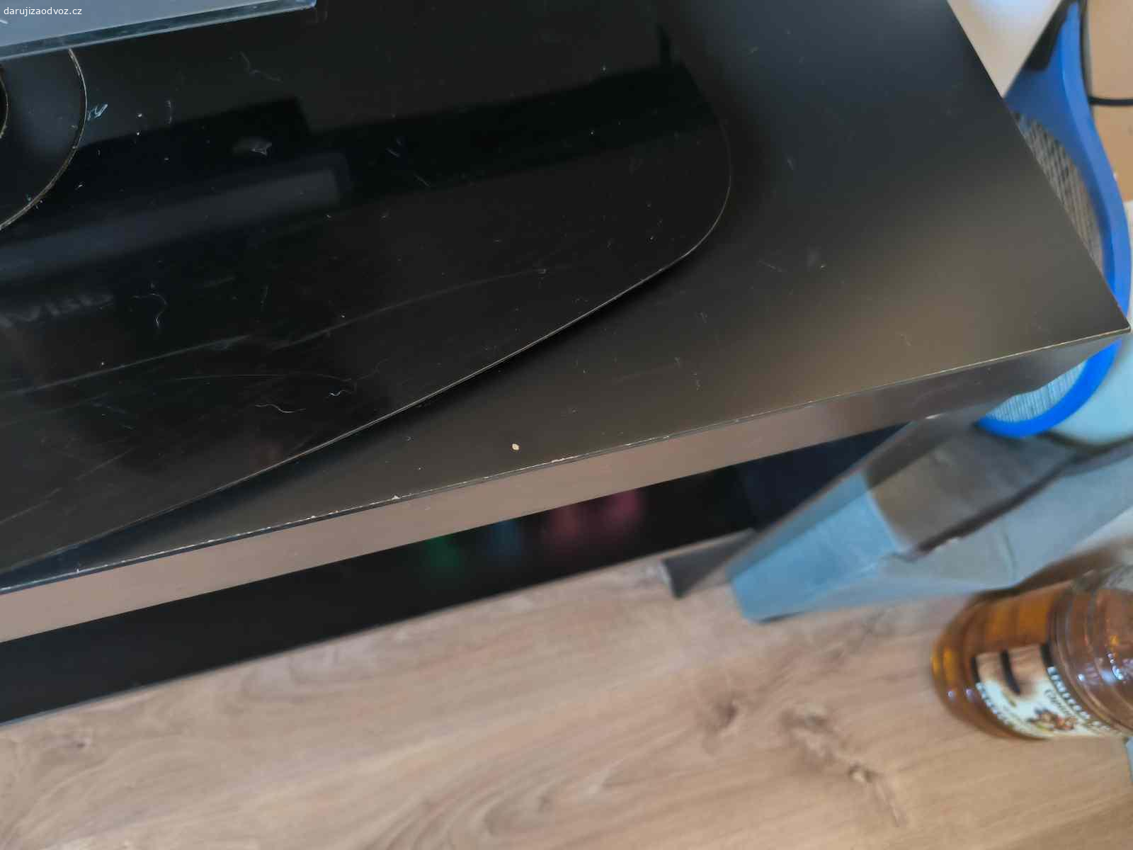 Daruji televizní stolek. Nechám tento černý televizní stolek za odvoz. Sloužil moc dobře, ovšem pořizujeme nový nábytek.
Má pouze menší kosmetické vady. (Zobrazeno na fotkách)
Rozměry:
Šířka-90cm
Hloubka-25cm
Výška-45,5cm
Klidně mohu zaslat jakékoliv detaily, co Vás zajímají