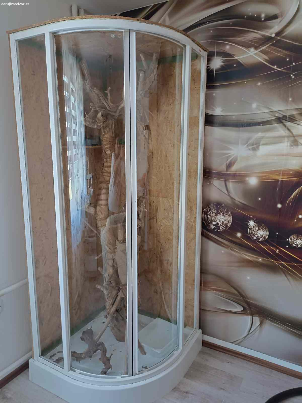 Daruji terárium na leguána. Daruji kompletní terárium pro leguána dělané ze sprchového koutu a osb desek.