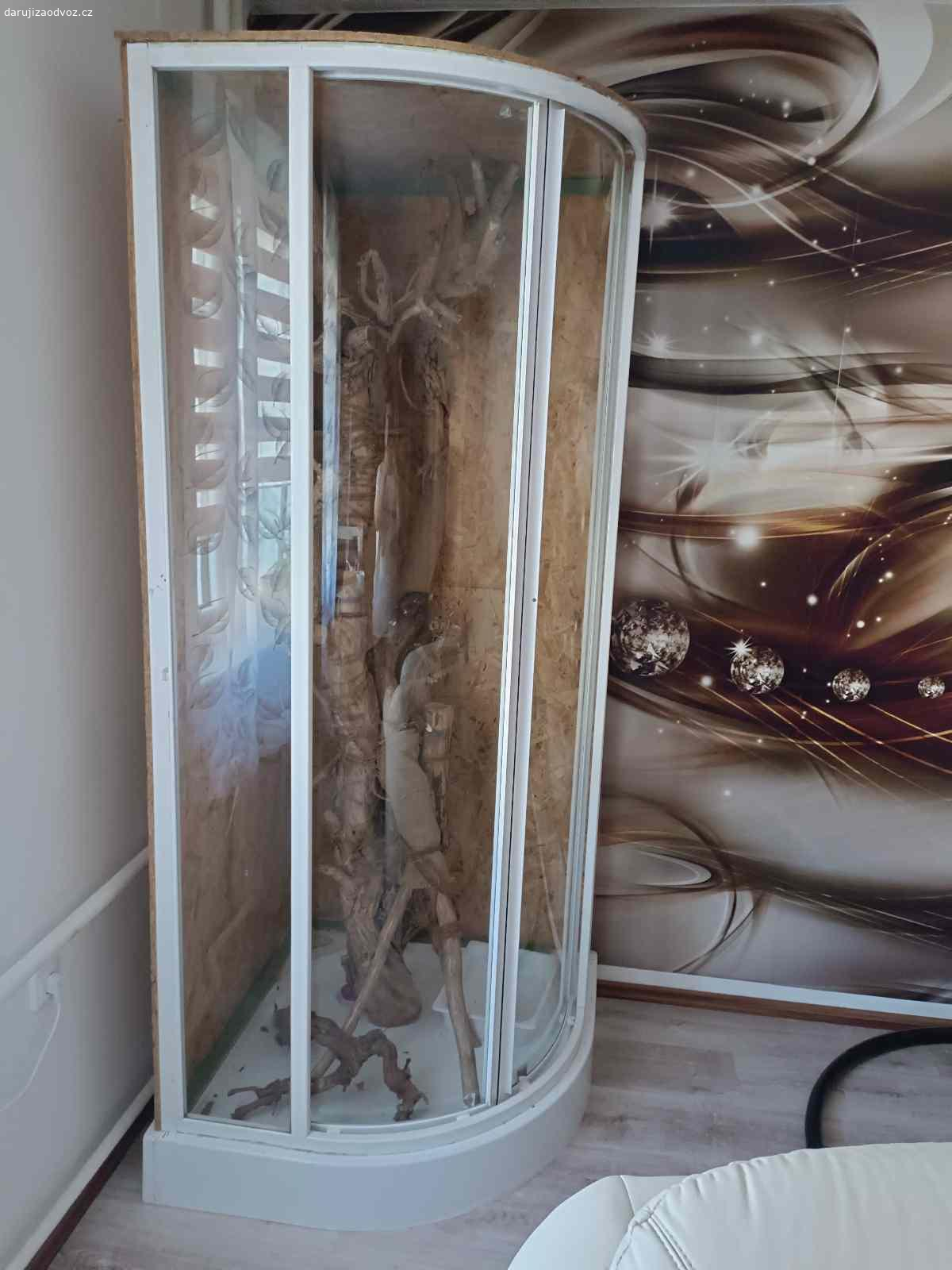 Daruji terárium na leguána. Daruji kompletní terárium pro leguána dělané ze sprchového koutu a osb desek.